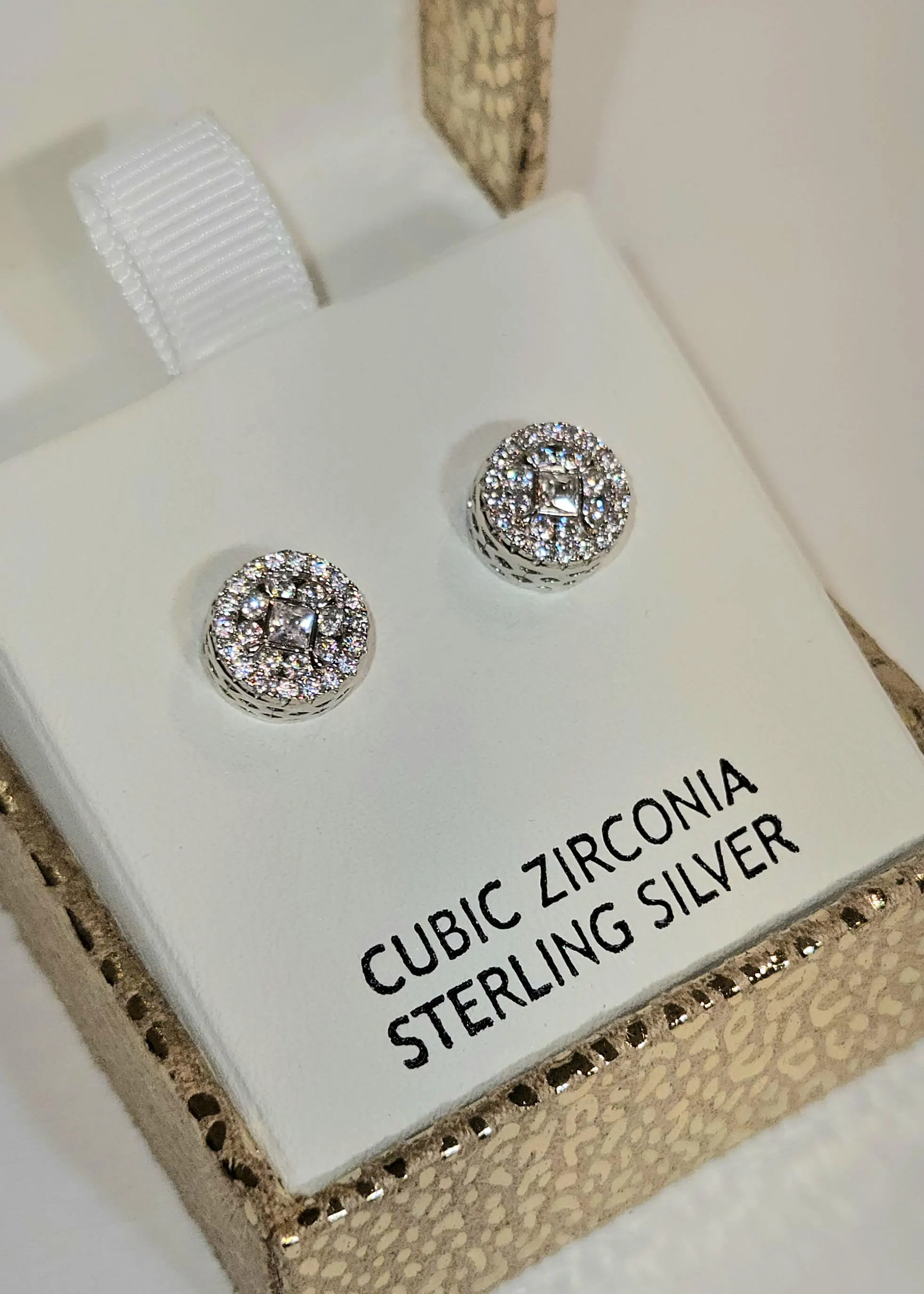 Sterling Silver Earrings, Unisex Jewelry, CZ Stud Earrings, Hypoallergenic Earrings, Classic Studs, Round Design Earrings, Elegant Jewelry, Sparkling Earrings, Minimalist Earrings, Round Stud Earrings, Luxury Earrings, Simple Studs, Petite Earrings
