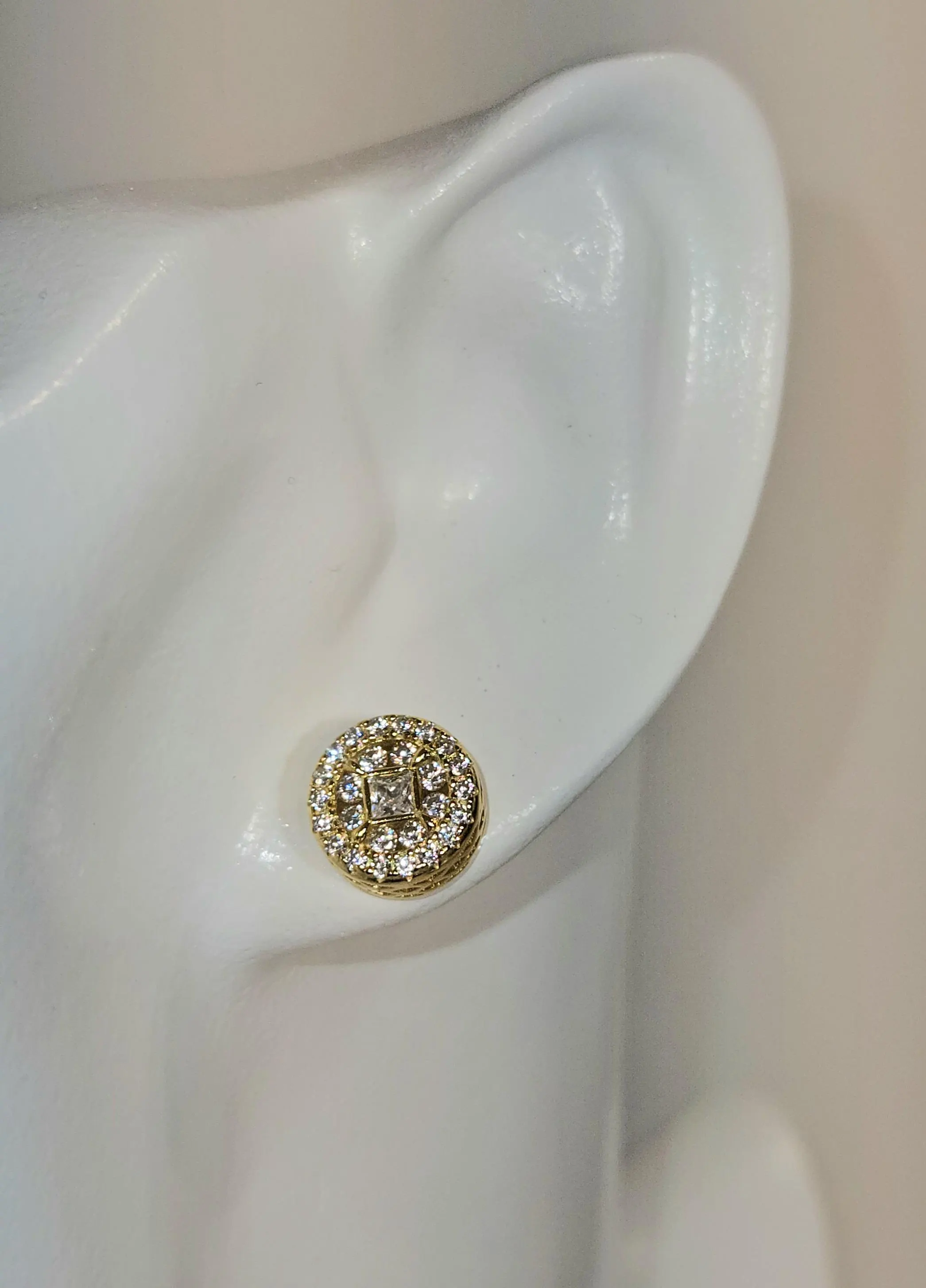 Sterling Silver Earrings, Unisex Jewelry, CZ Stud Earrings, Hypoallergenic Earrings, Classic Studs, Round Design Earrings, Elegant Jewelry, Sparkling Earrings, Minimalist Earrings, Round Stud Earrings, Luxury Earrings, Simple Studs, Petite Earrings