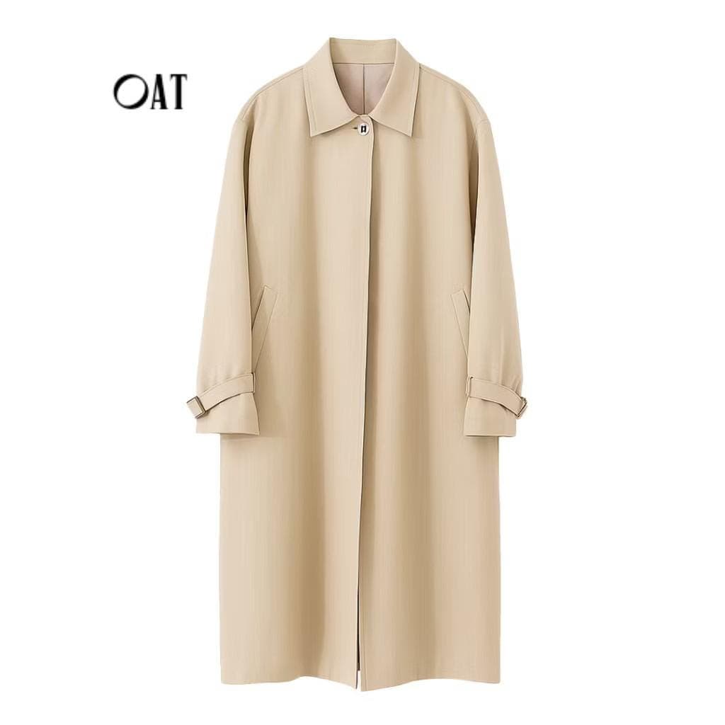 Oversized trench coat in black wool and silk blend with button closure and adjustable sleeve buckle