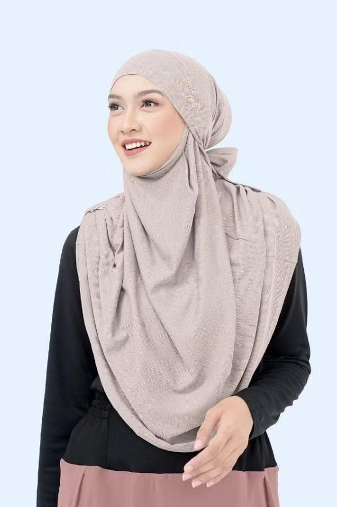 Woman wearing black multifunctional sports khimar hijab made of polyester spandex drifit fabric, quick dry and breathable
