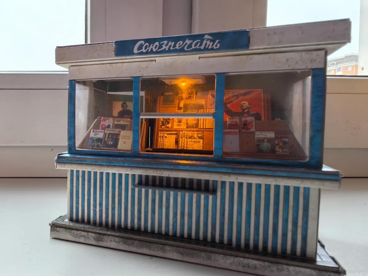 DIY Soviet Newspaper Kiosk "Soyuzpechat" with LED Light – 3D Puzzle Model Kit 1/26 - image 3