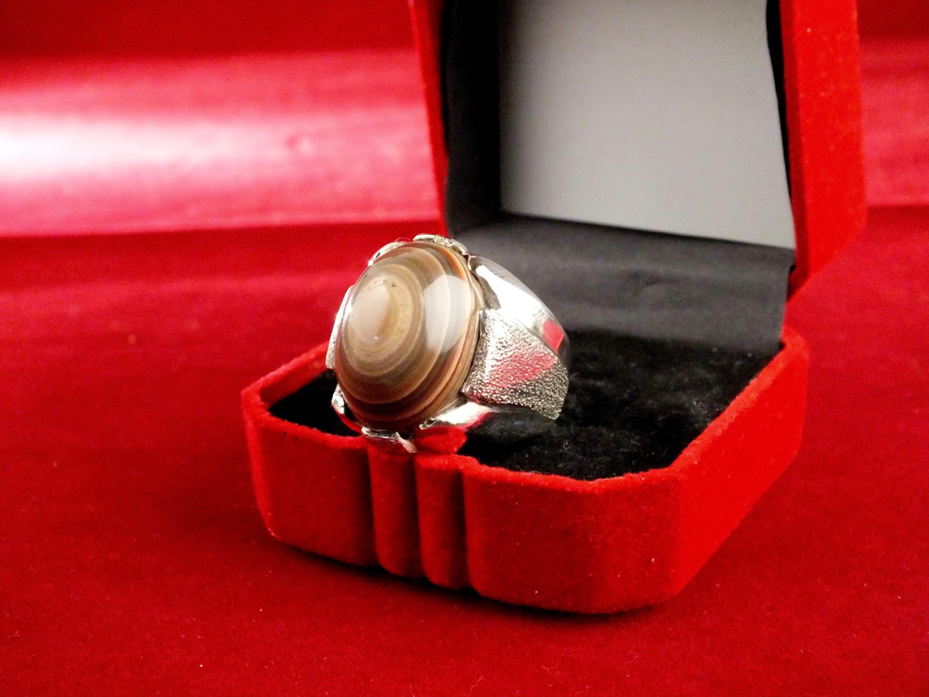 Beautiful hand made size 9 Bahrini 990 sterling silver with eye agate(Baqarani aqeeq)