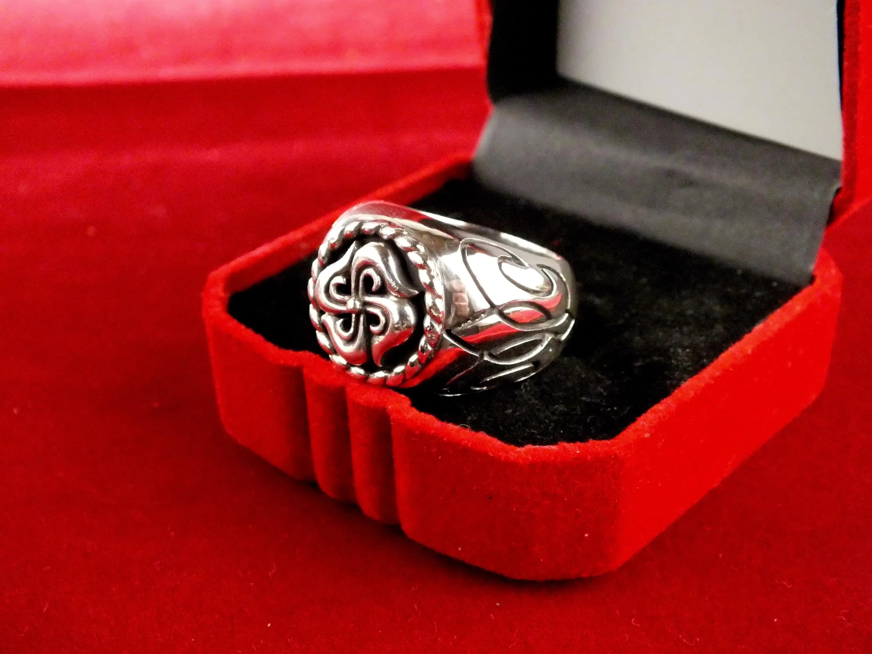 Beautiful hand made 925 sterling silver ring size 9