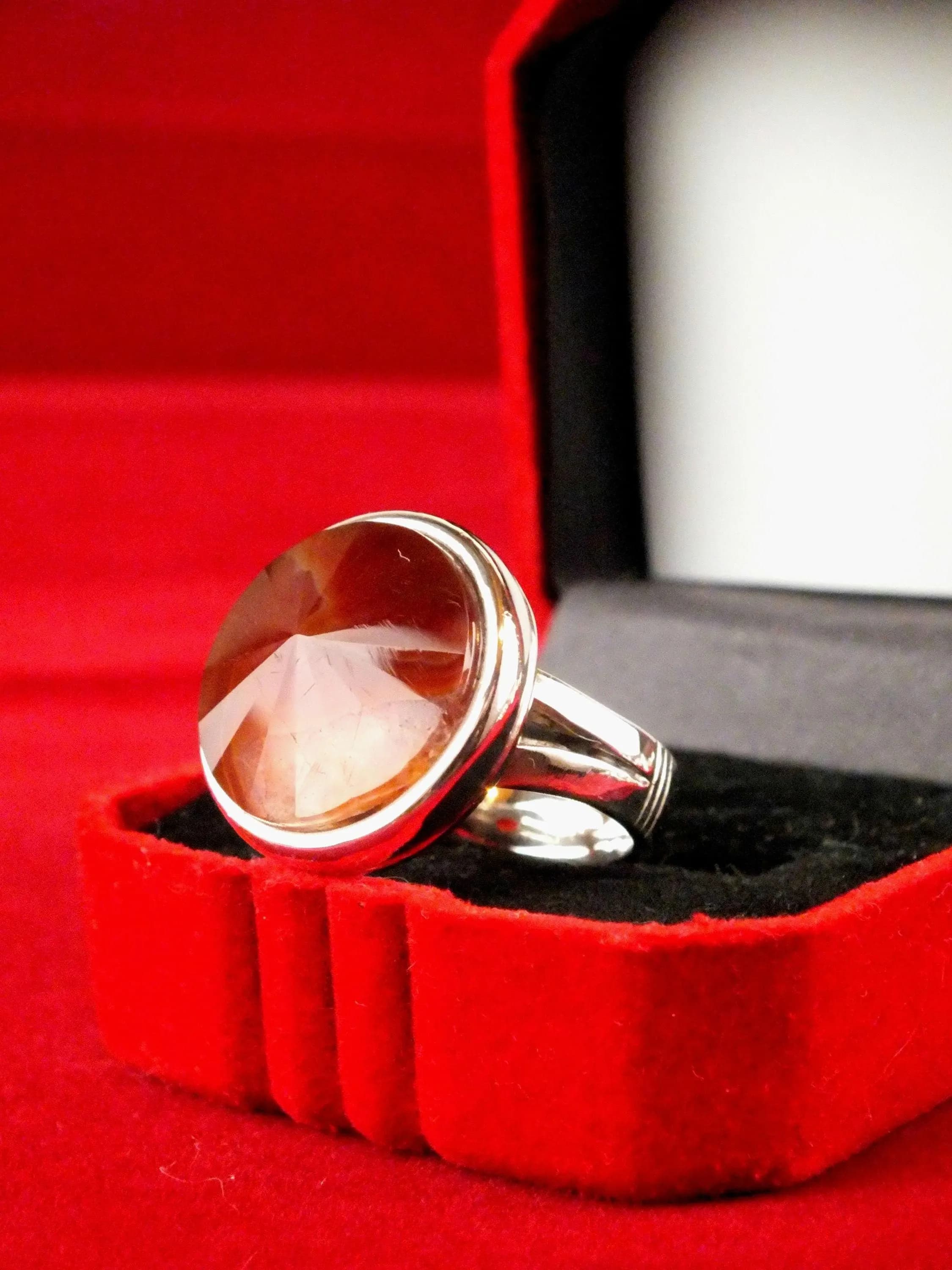 Amazing hand made size 9 Bahrini 990 sterling silver Aqeel work with red high quality agate (aqeeq) royal model