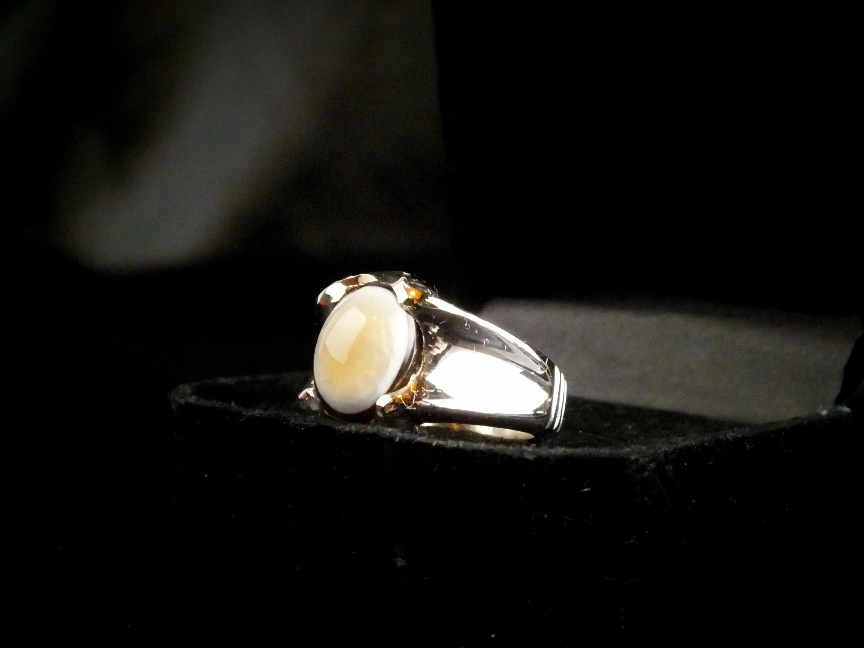 Beautiful hand made size 8.5 Bahrini 925 sterling silver with eye agate(Baqarani aqeeq)