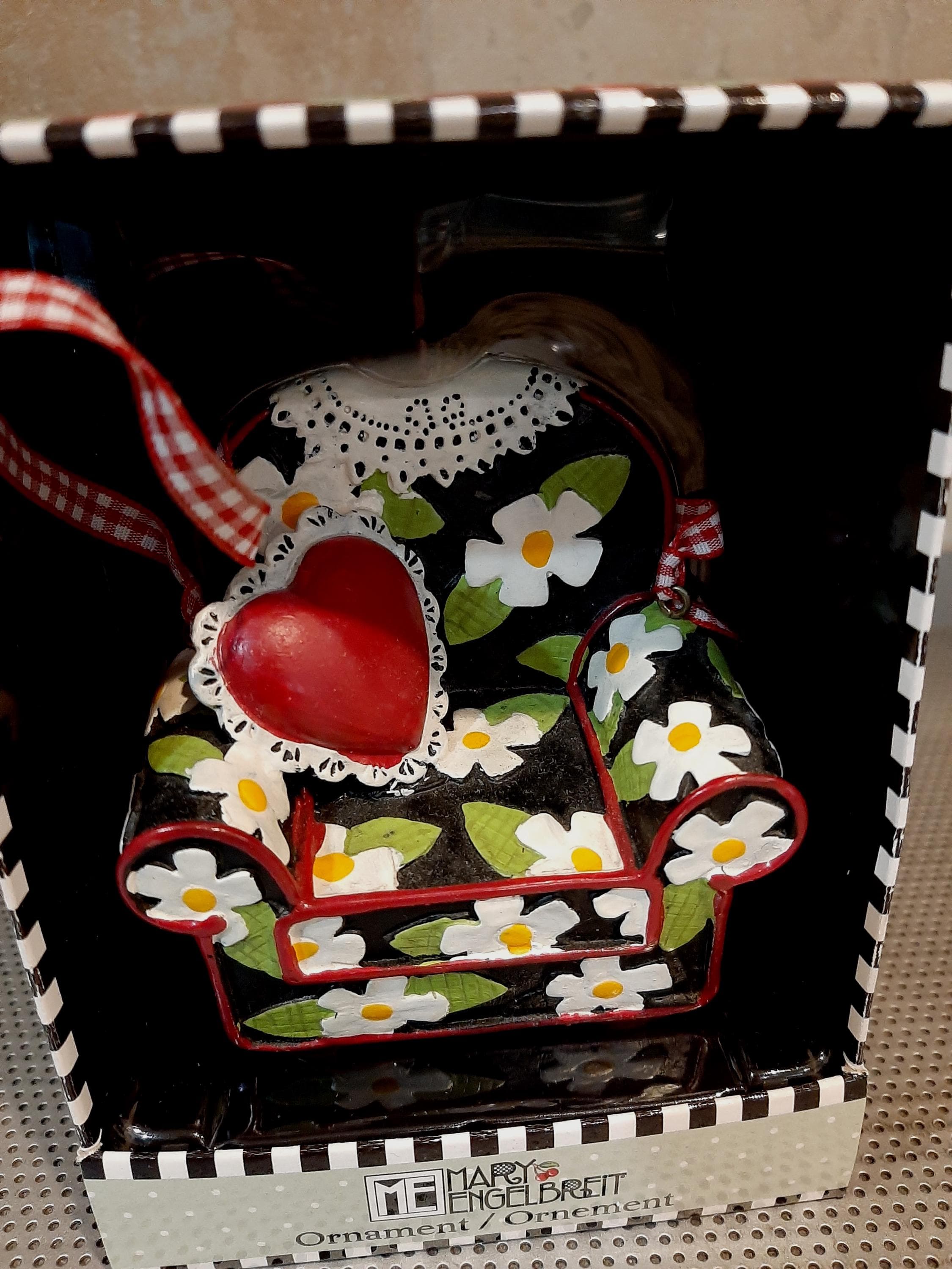 Vintage 1990s Mary Engelbriet Christmas Ornament Chair Sofa with Heart Pillow Doily Gingham Ribbon NEW IN BOX - image 4