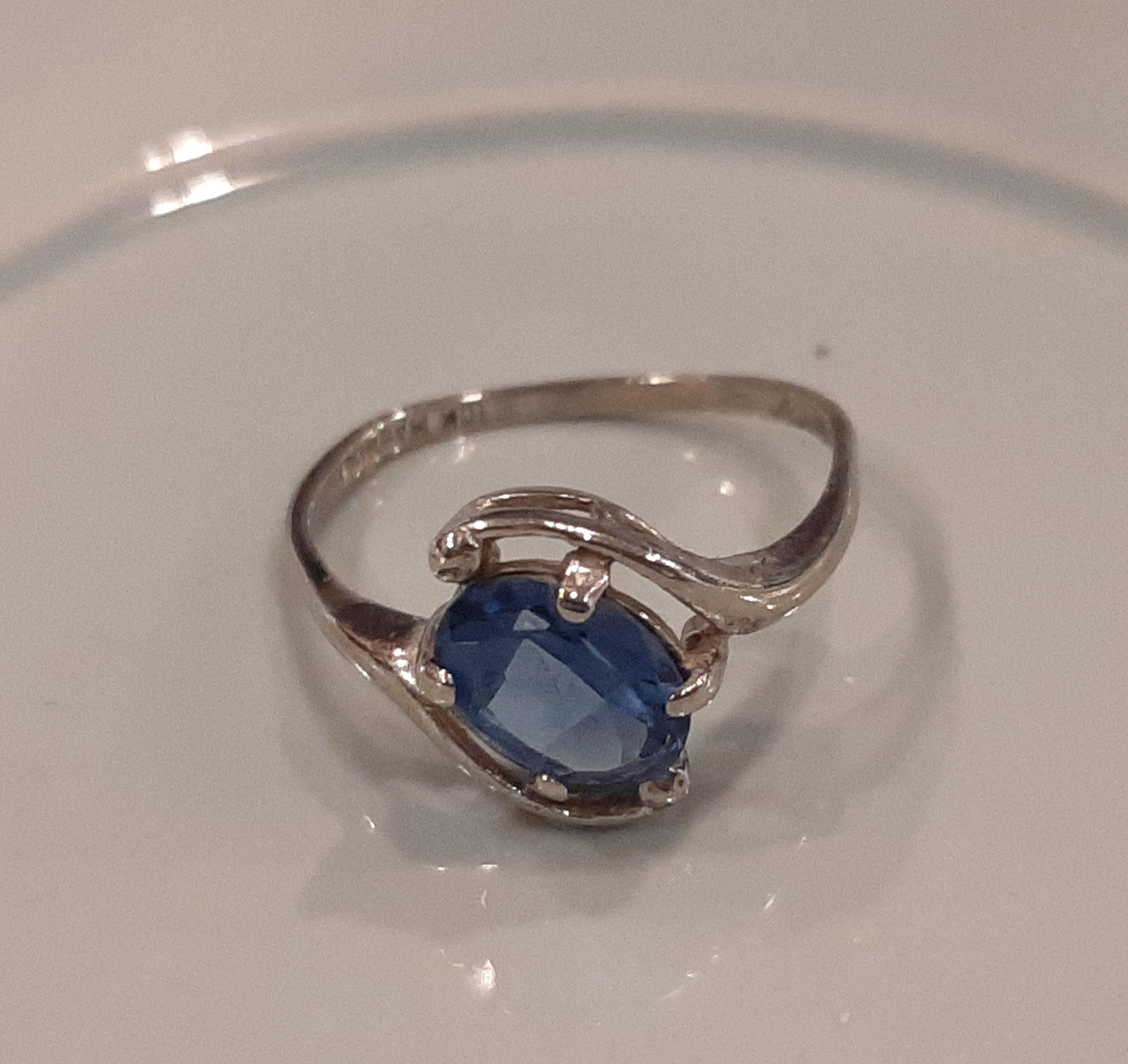 Vintage 10K White Gold Magnolia Blue Topaz Birthstone Ring, Sz. 5.75; 1.42g