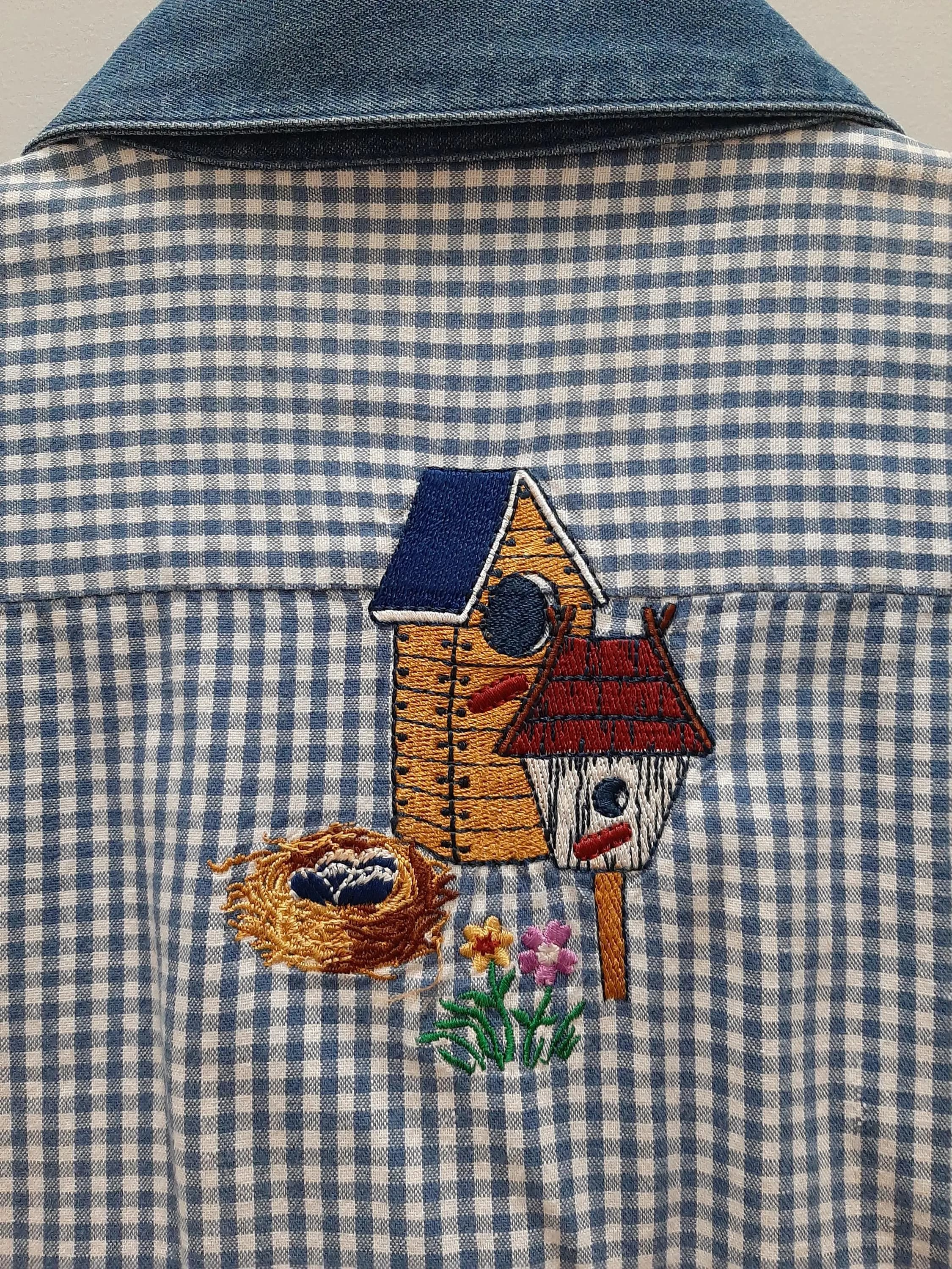The Quacker Factory Women’s Vintage Gingham Cotton Denim Embroidered Blouse Size L Birdhouses Bird Lover - image 3