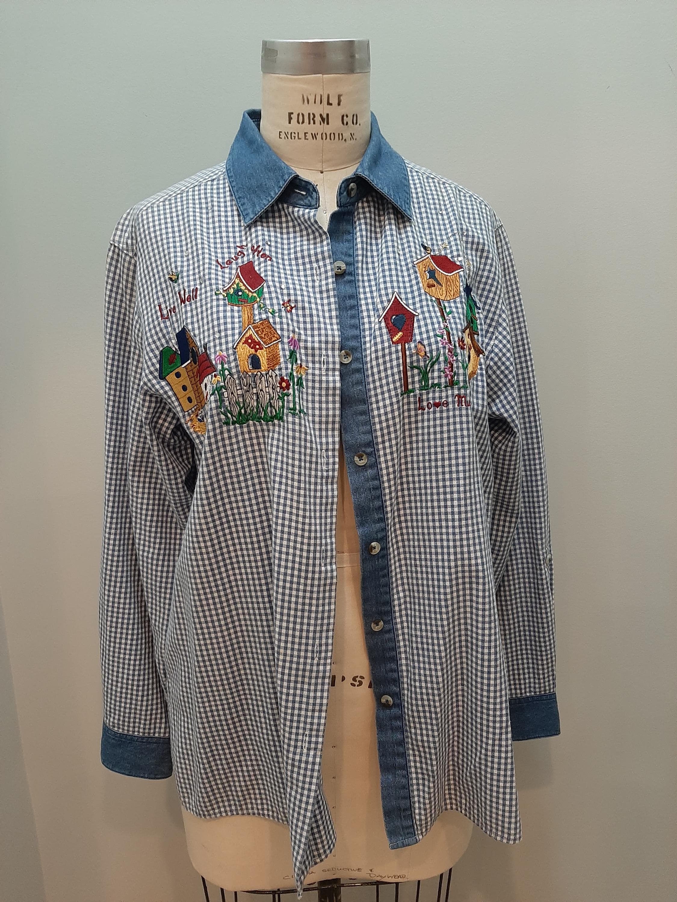 The Quacker Factory Women’s Vintage Gingham Cotton Denim Embroidered Blouse Size L Birdhouses Bird Lover - image 4