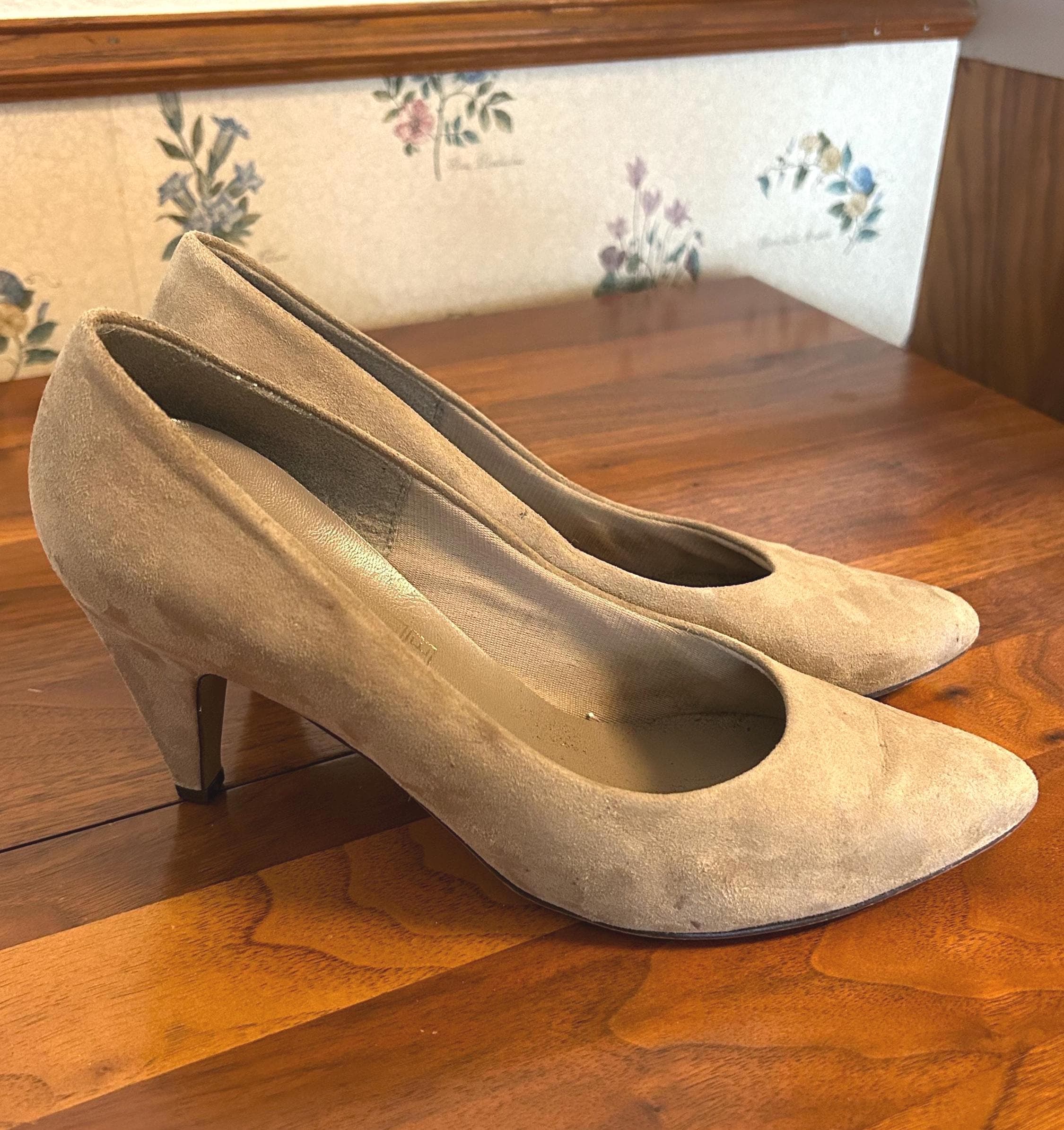 Vintage Suede Pumps Size 8 1/2 - Neutral Tan Classic Heels Dress Shoes