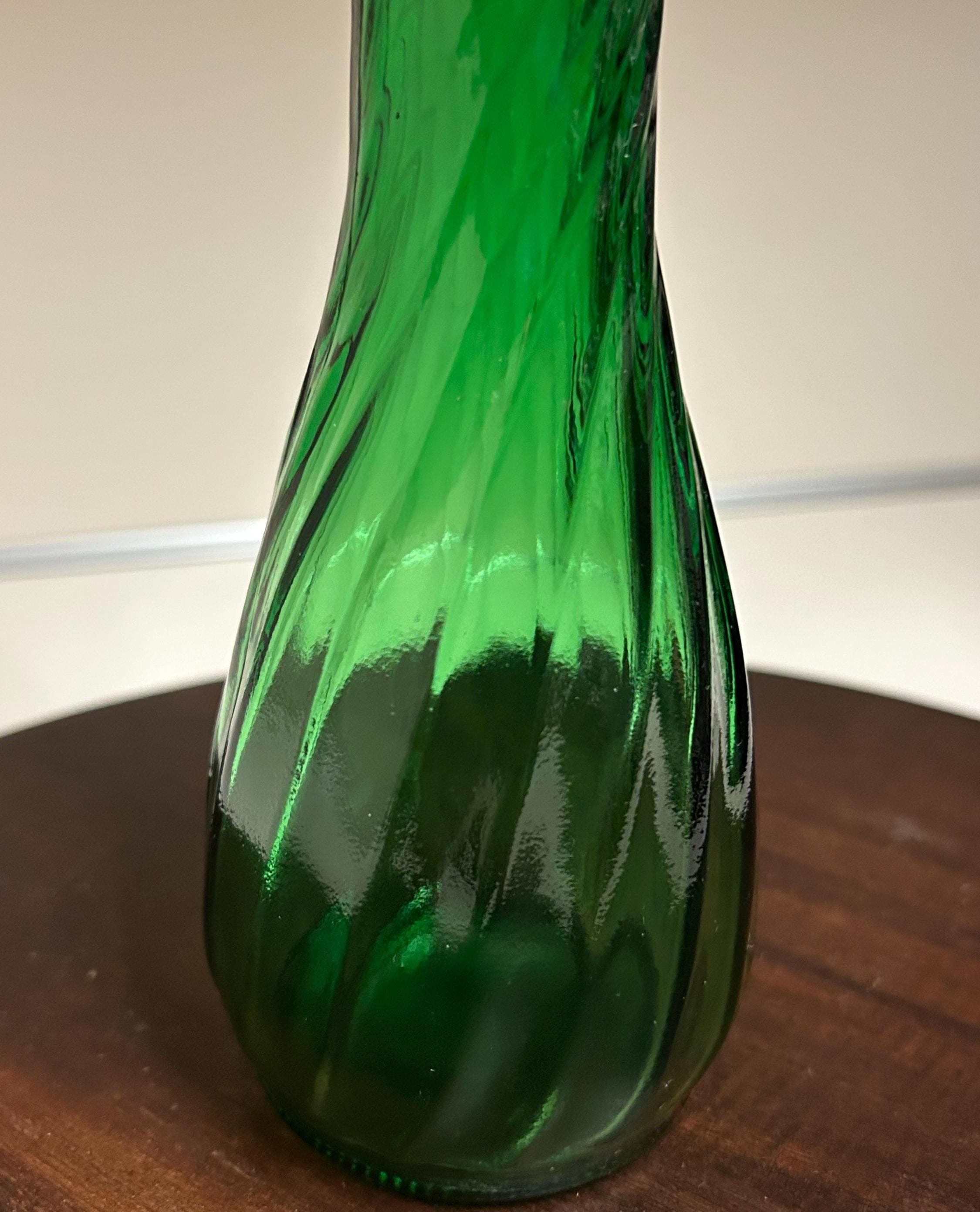 Vintage Beautiful EMERALD GREEN Glass Swirl VASE 9" bud vase Great Condition, looks Brand New Stunning Color
