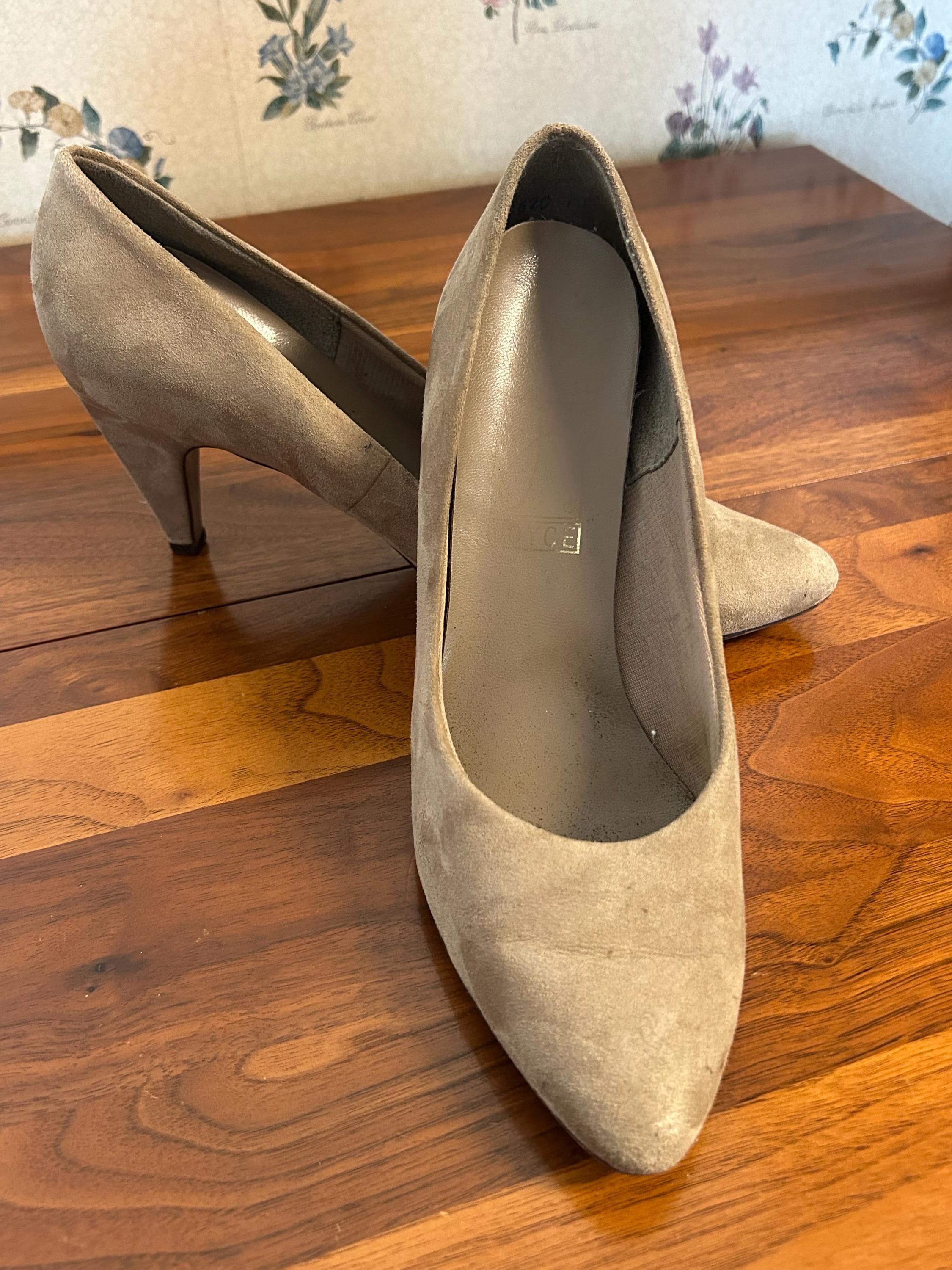 Vintage Suede Pumps Size 8 1/2 - Neutral Tan Classic Heels Dress Shoes