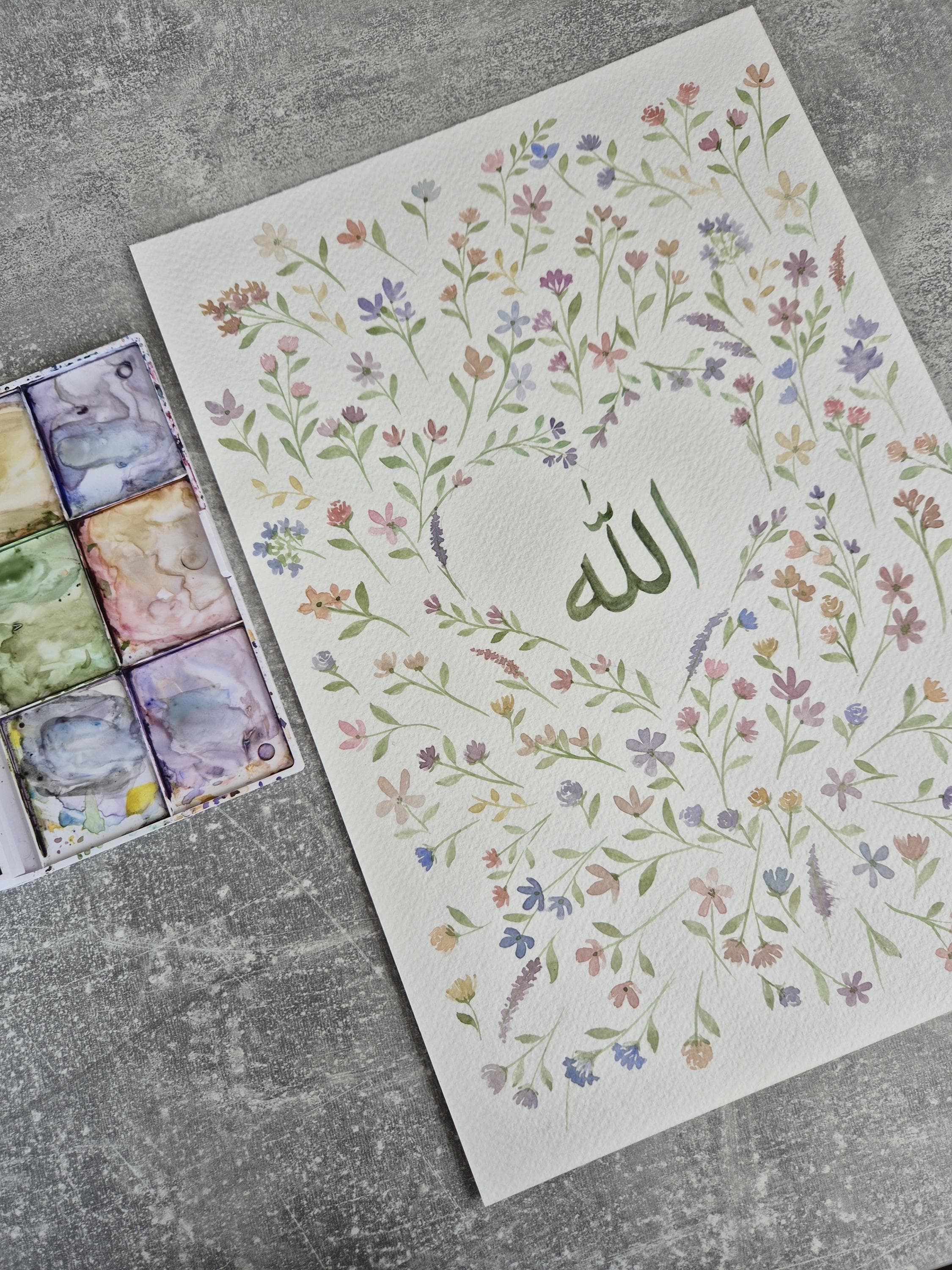 Handgemaltes Aquarellbild "Allah" | Islamische Blumenkunst | Herzförmiges Design |  handgemalter Blumenrahmen | kein Druck | bunte Blumen