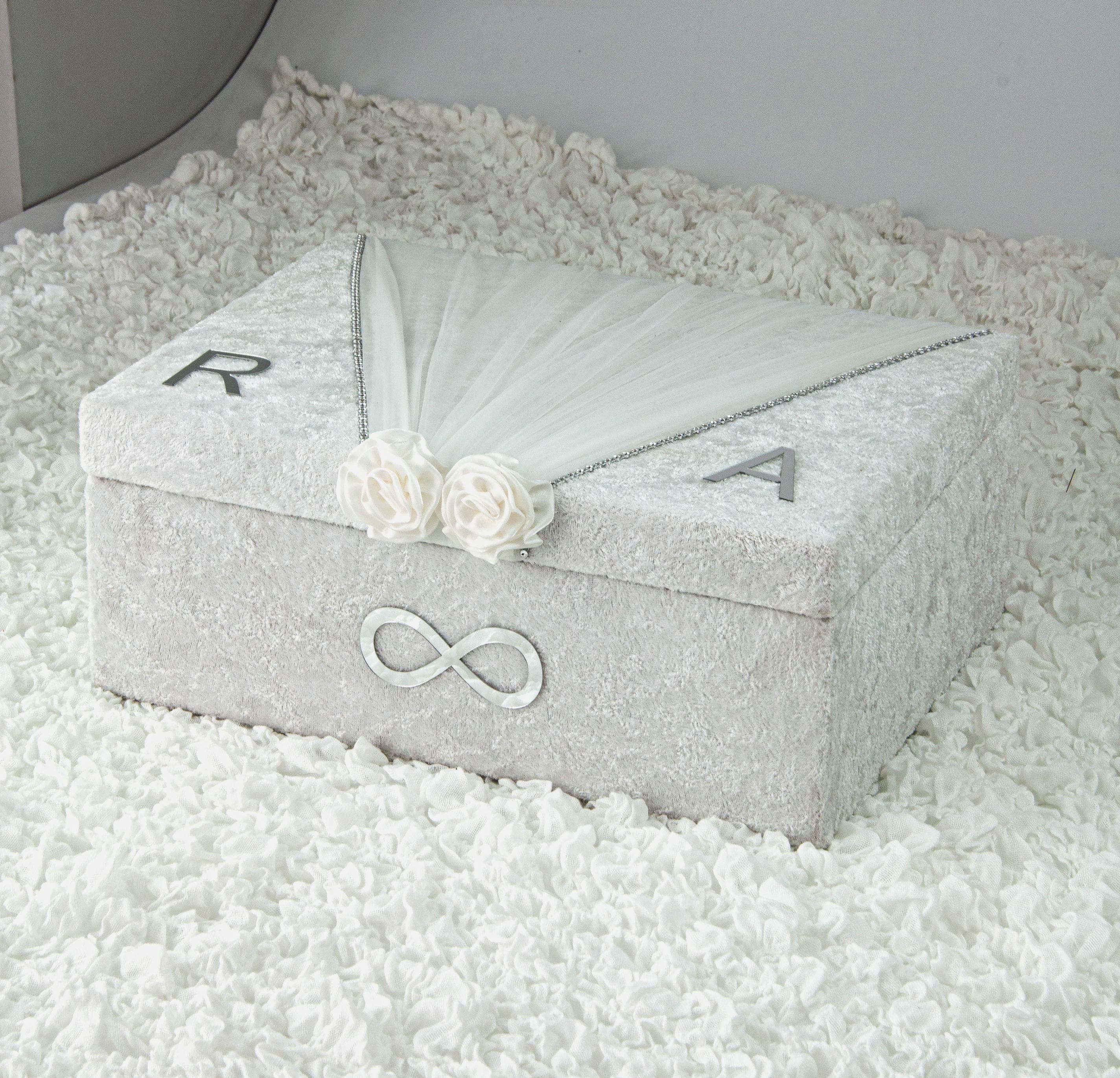Personalized Couple Prayer Mat Set with Yaseen Books, Pearl Prayer Beads and Velvet Gift Chest | Eid Gift | Islamic Wedding Gift | Silver - image 5