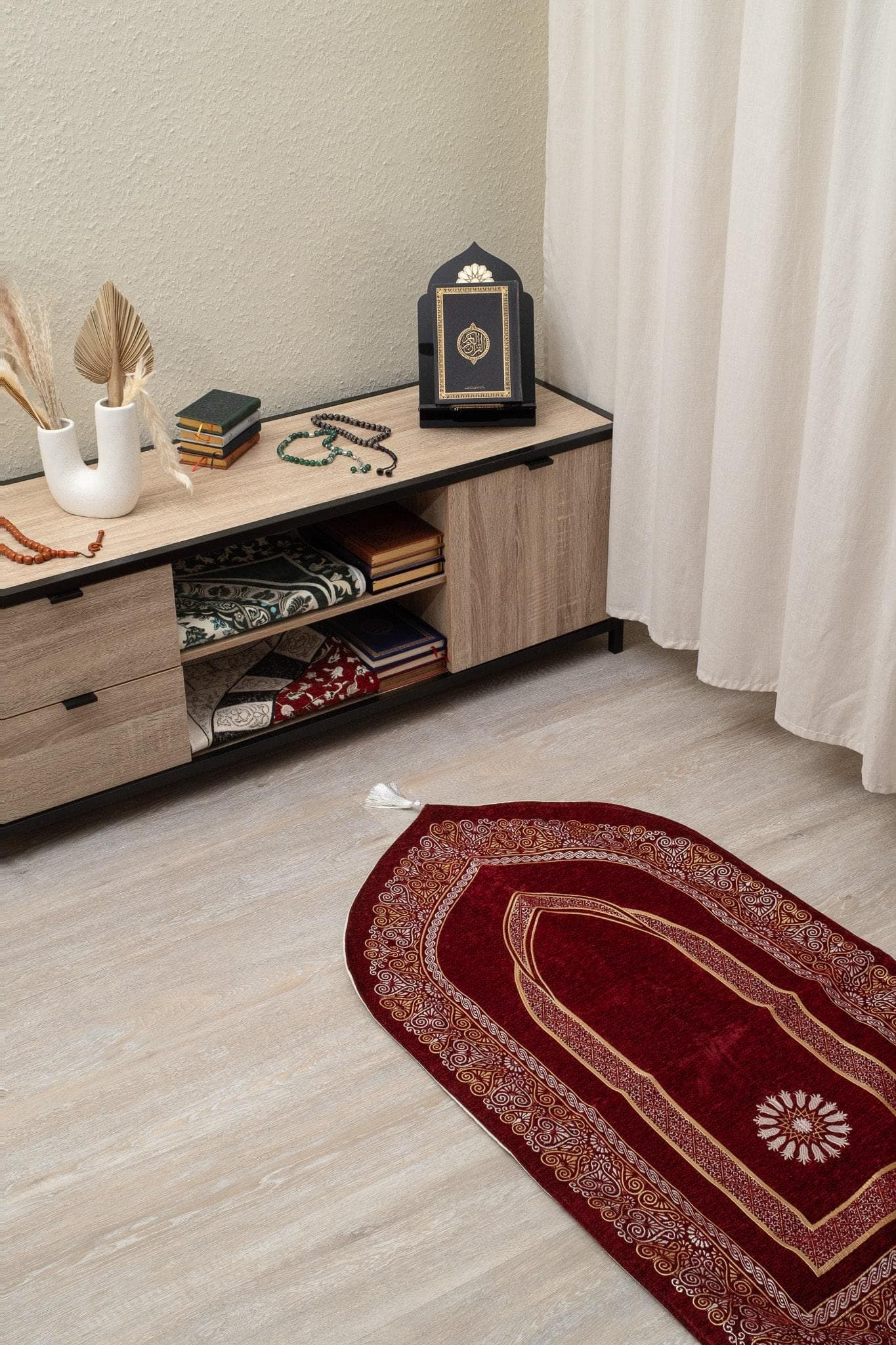 Mihrab Prayer Rug with Light Padding – Luxury Silk-Look Islamic Prayer Mat - image 4