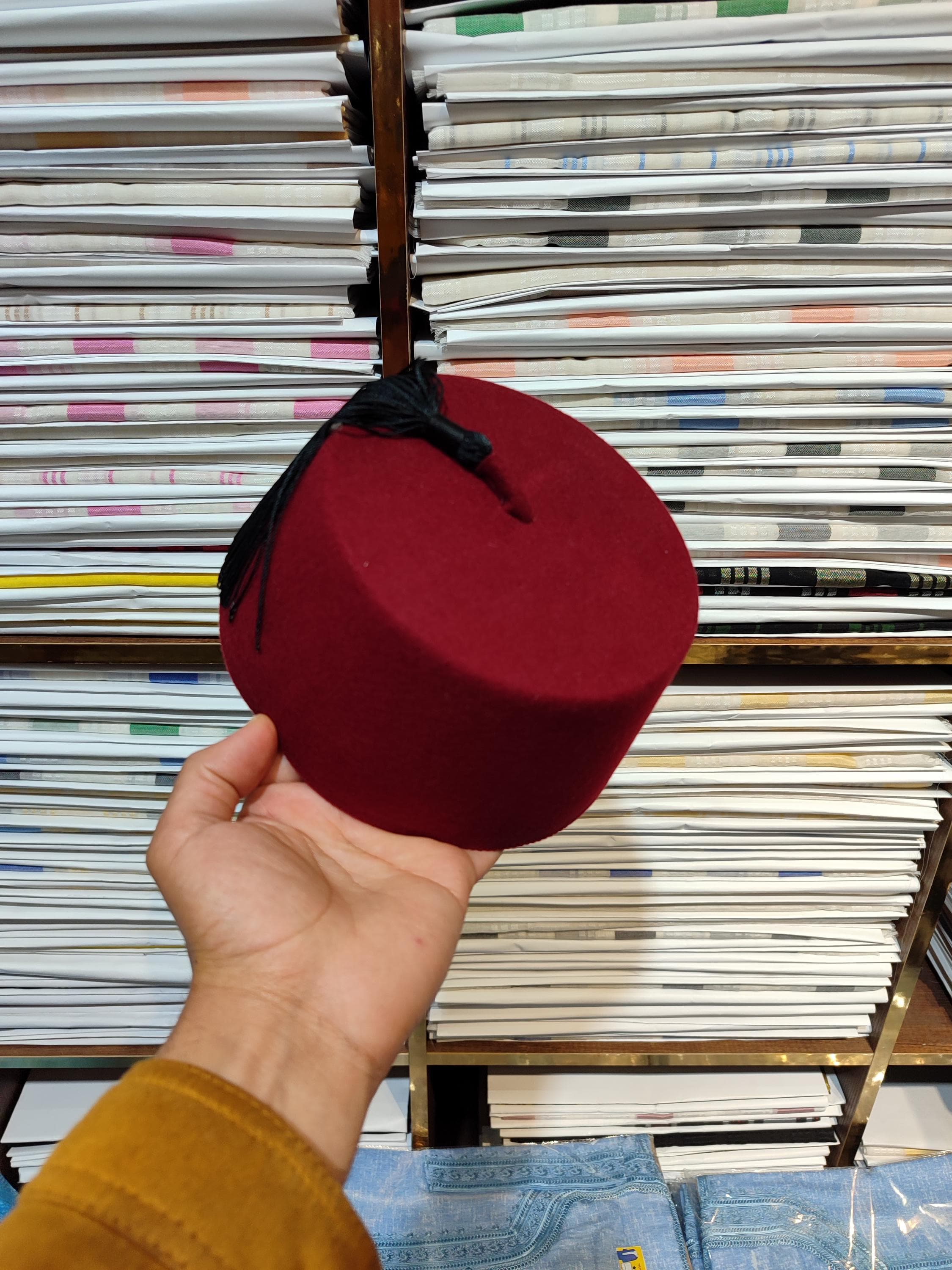 Inspired by centuries of tradition, this red fez hat represents more than just fashion—it’s a cultural legacy. Handmade with care, this Moroccan tarboush hat is crafted from soft wool felt and wrapped in rich velvet for a premium look and feel. Suitable for Muslim men, Igbo traditional dress, or anyone embracing oriental hats and heritage. A perfect match with djellaba marocaine or as a statement piece in ceremonial attire.