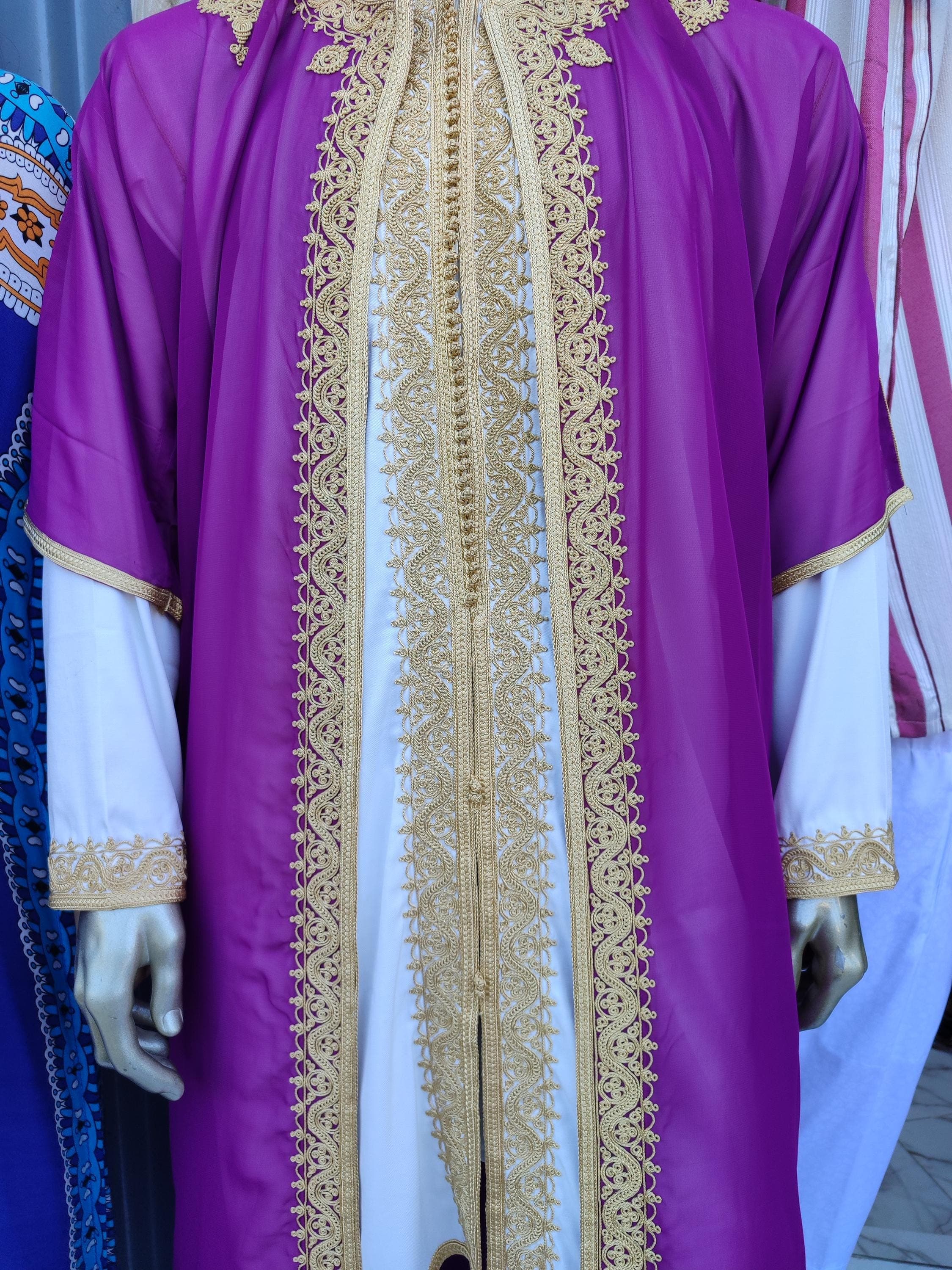 Celebrate your special day in style with this elegant jabador men set, tailored for Nikah, Henna night, or Eid al-Fitr gatherings. Inspired by Moroccan fashion, this jabador homme mariage piece combines the richness of a wedding kaftan with the sophistication of Moroccan fusion. Ideal as a wedding jabador or nikkah jabador, it captures the essence of tradition with a modern twist—perfect for memorable moments.