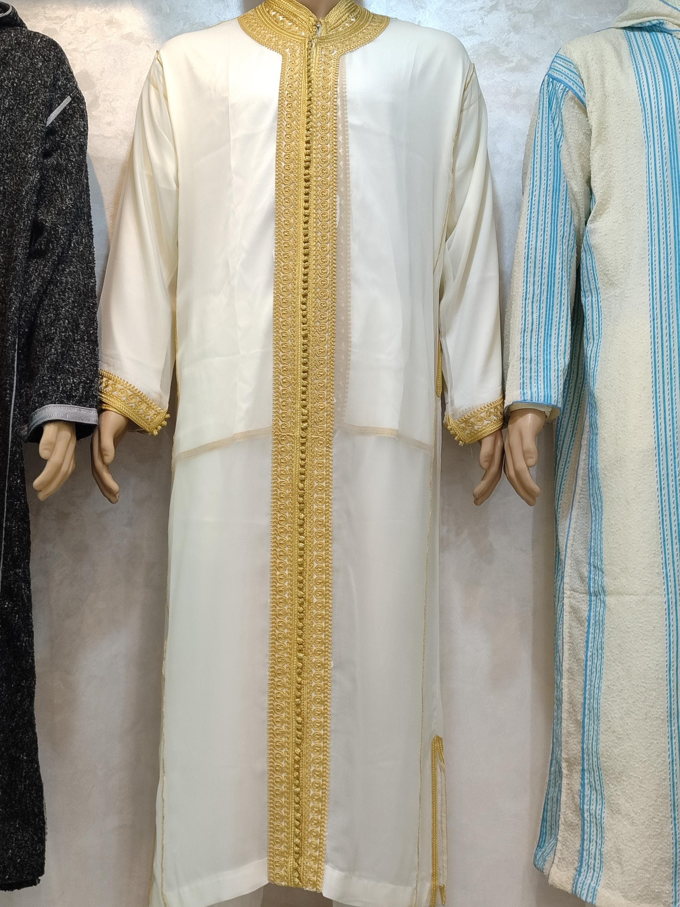 Step into your big day with this stunning jabador marriage—a perfect blend of tradition and elegance. Designed for grooms, this jabador men piece is ideal for nikah, henna, or African wedding events. With subtle yet luxurious details, this wedding kaftan men option offers both comfort and prestige. A timeless jabador maroc that elevates any celebration with its cultural depth and sophisticated design.