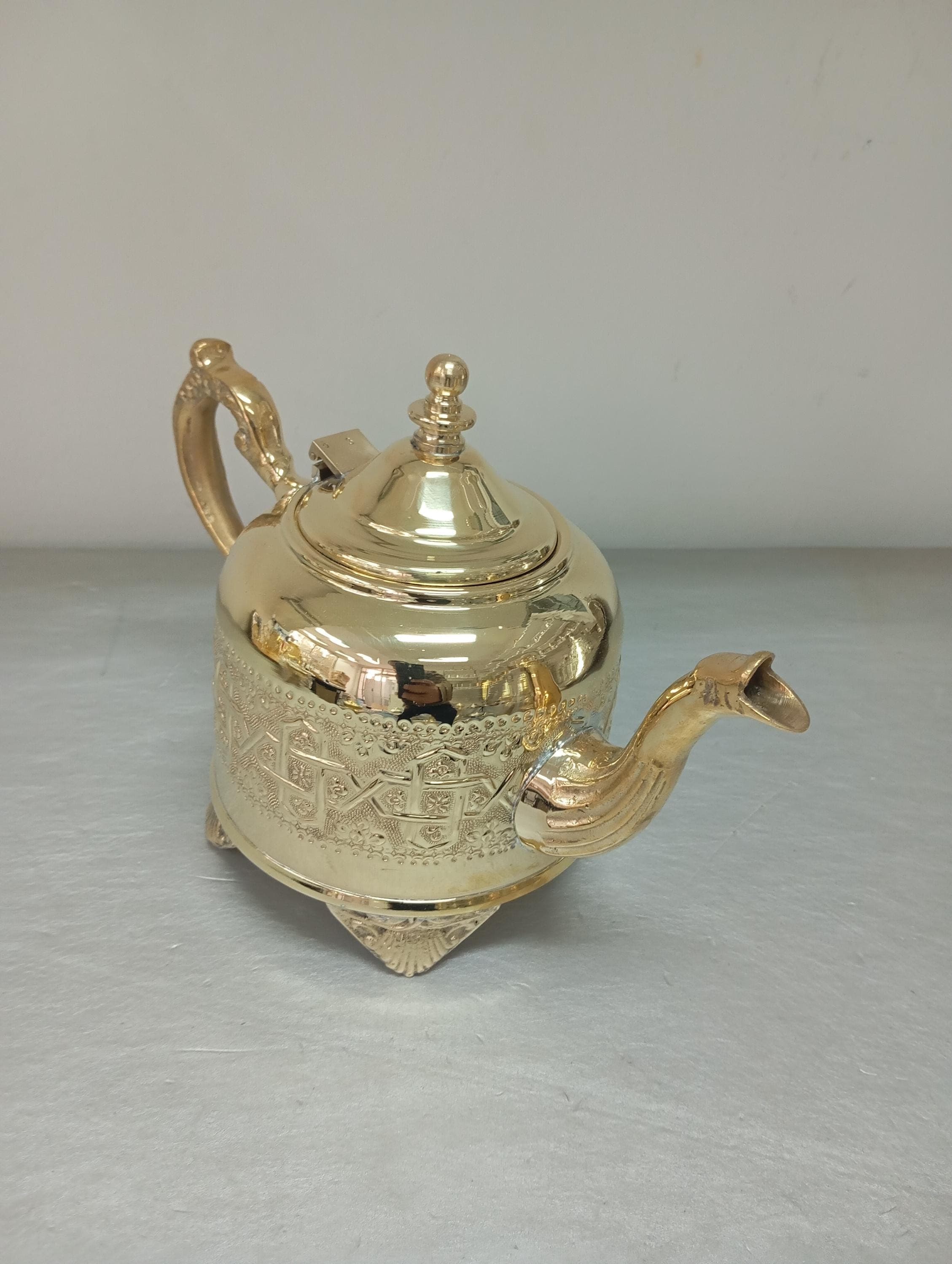 Savourez l’art du thé avec cette théière artisanale, conçue avec un savoir-faire exceptionnel. Réalisée en cuivre avec une finition élégante, elle s’intègre parfaitement dans une collection de théières marocaines. Son design raffiné en fait un choix idéal pour un cadeau prestigieux ou un usage quotidien.