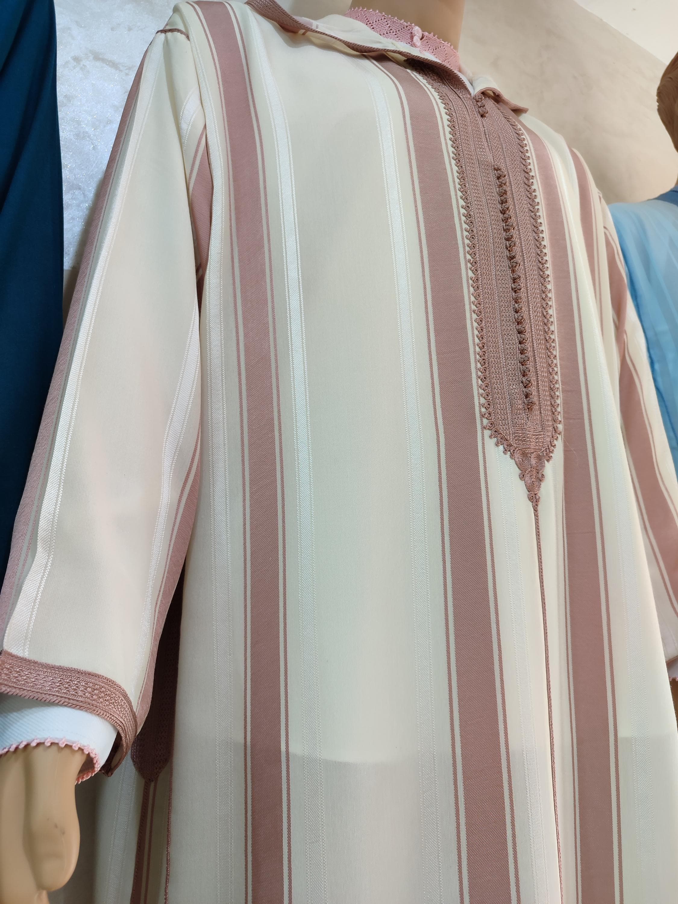 Embrace heritage with our classic Moroccan jellaba for men, a cornerstone of traditional Moroccan clothing. This djellaba homme is expertly tailored from premium fabric, featuring the iconic hood and elegant front buttons. Its loose, comfortable fit makes it ideal as daily Islamic men clothes, for attending the mosque, or for special celebrations like Eid. This versatile garment can be worn as a stylish nikah dress for guests or for henna ceremonies. Representing authentic craftsmanship,