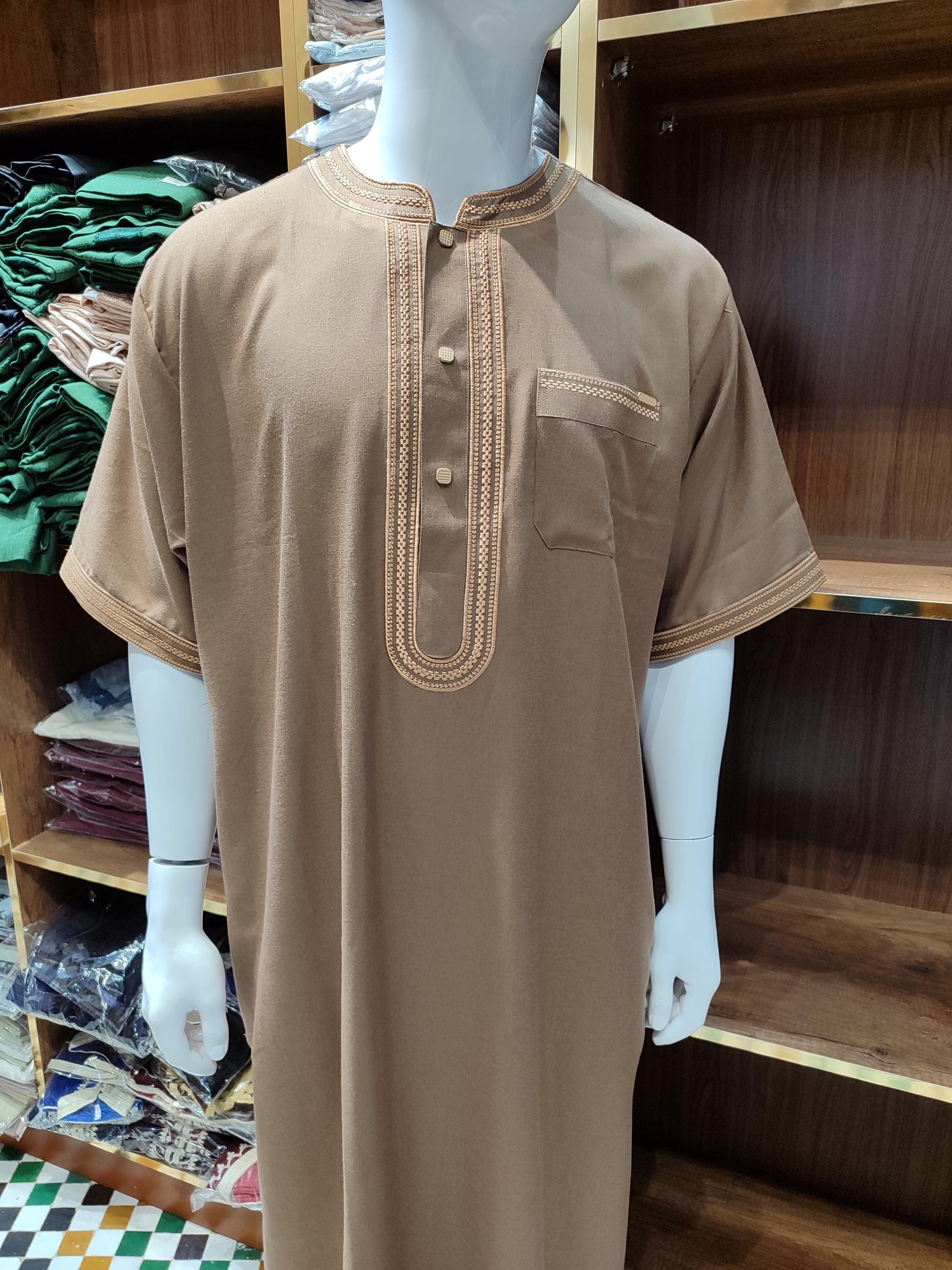 This hoodie caftan is a sophisticated take on the classic djellaba marocaine, combining traditional gandoura lines with a contemporary touch. Perfect for cooler seasons, it’s made from warm wool and finished with detailed embroidery. Whether worn as a jubba for men, jalaba, or Muslim long kurta, it fits effortlessly into both modern wardrobes and religious settings. A unique Moroccan thobe for prayer, Ramadan nights, or as a special kaftan for men gift.