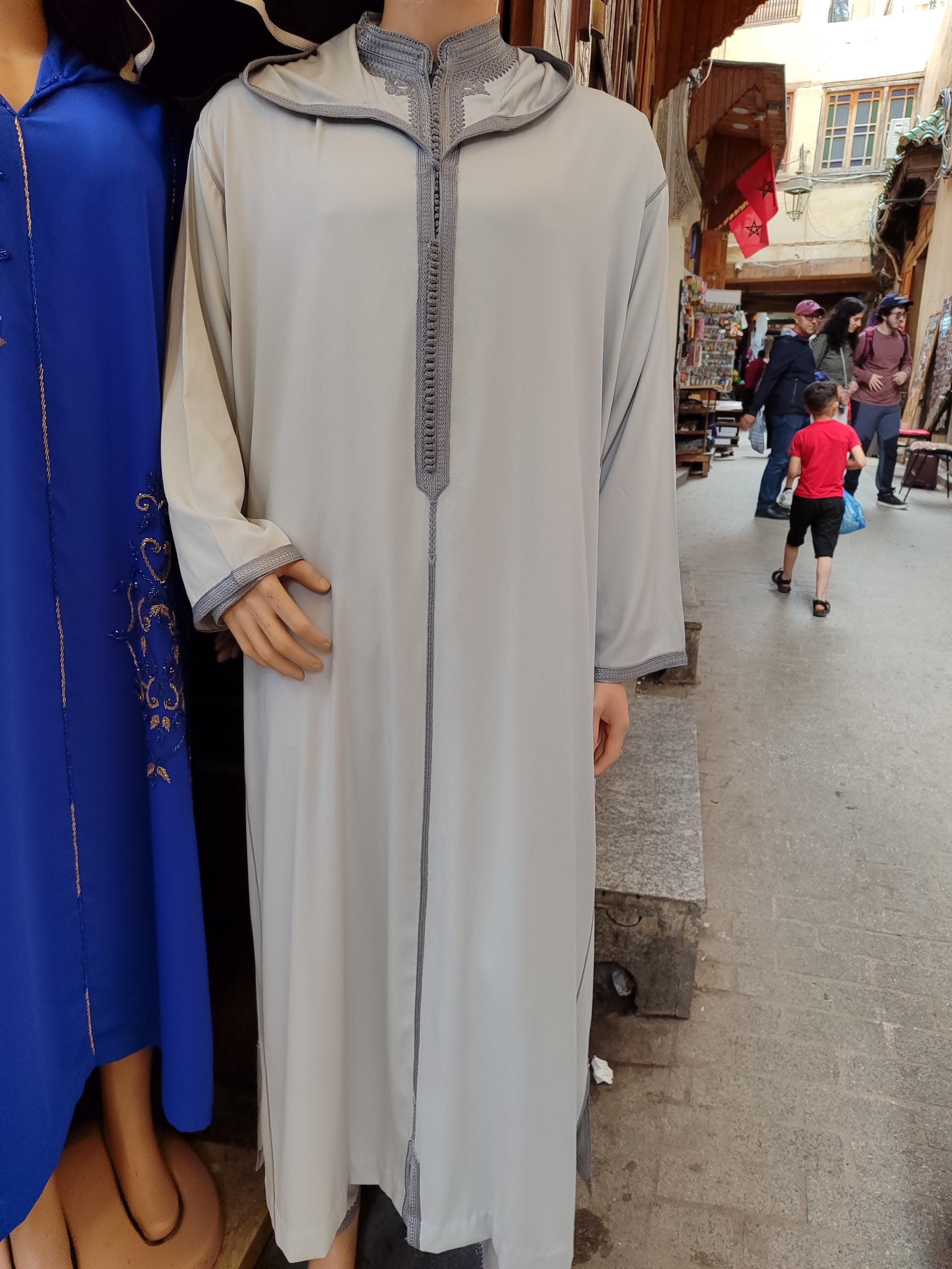 Handmade with care, this dejellaba offers a warm embrace of Moroccan identity. Perfect for winter, this djellaba chaude doubles as a jubba for men and makes an ideal wedding djellaba men garment. Whether you're dressing for a religious celebration or gifting a loved one, this djellaba men piece fuses comfort and style. Also great as a gift for husband, combining the function of a wool thobe with the look of traditional Moroccan attire.