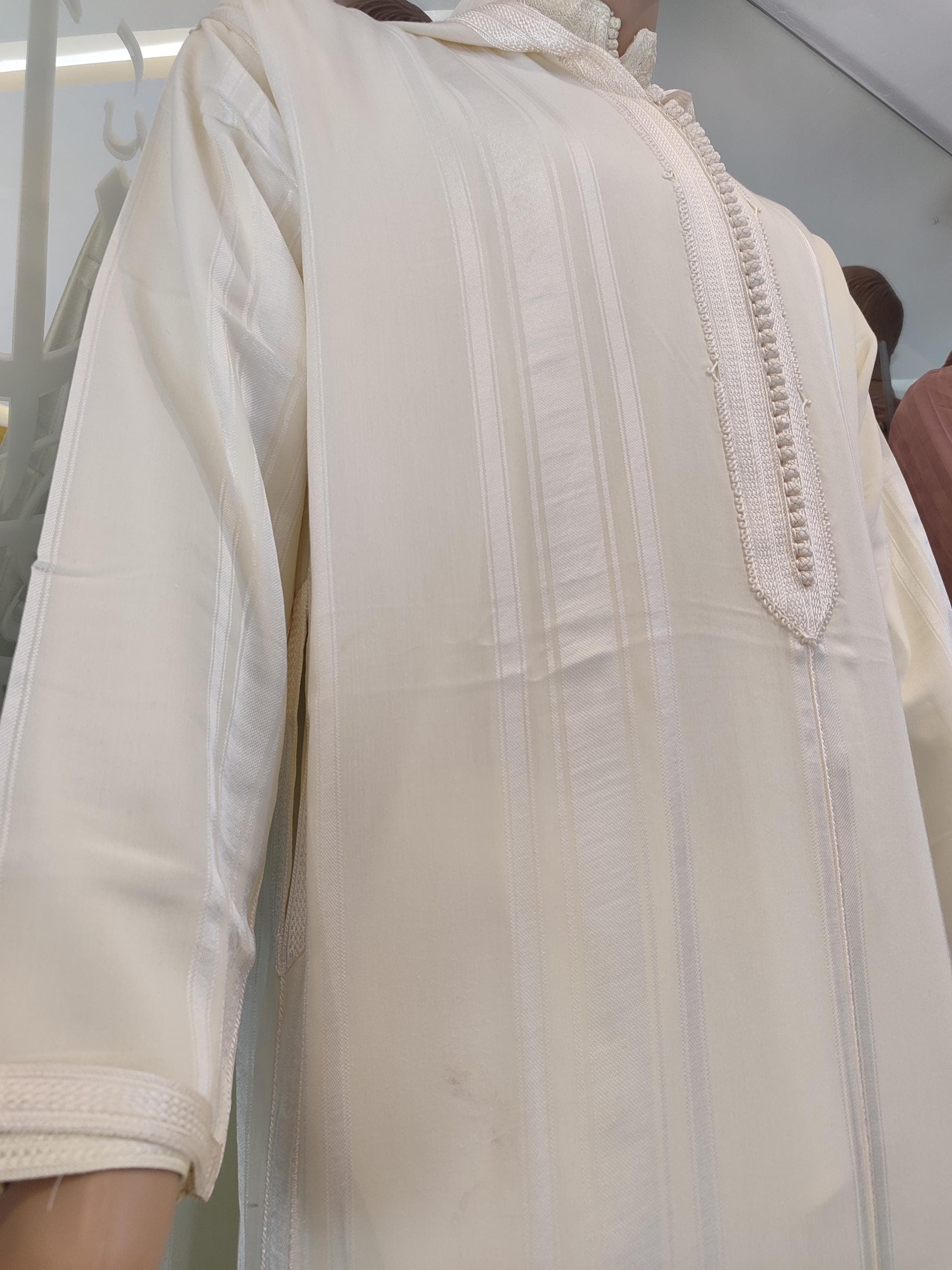 This caftan kaftan design blends Moroccan elegance with Islamic modesty. Suitable for men seeking refined muslim clothing, it’s perfect for Friday prayers, nikah, or special events. The kaftan dress pairs beautifully with Moroccan babouche, making it a unique gift for Ramadan. A stylish alternative to traditional jubba, abaya, or thobe.