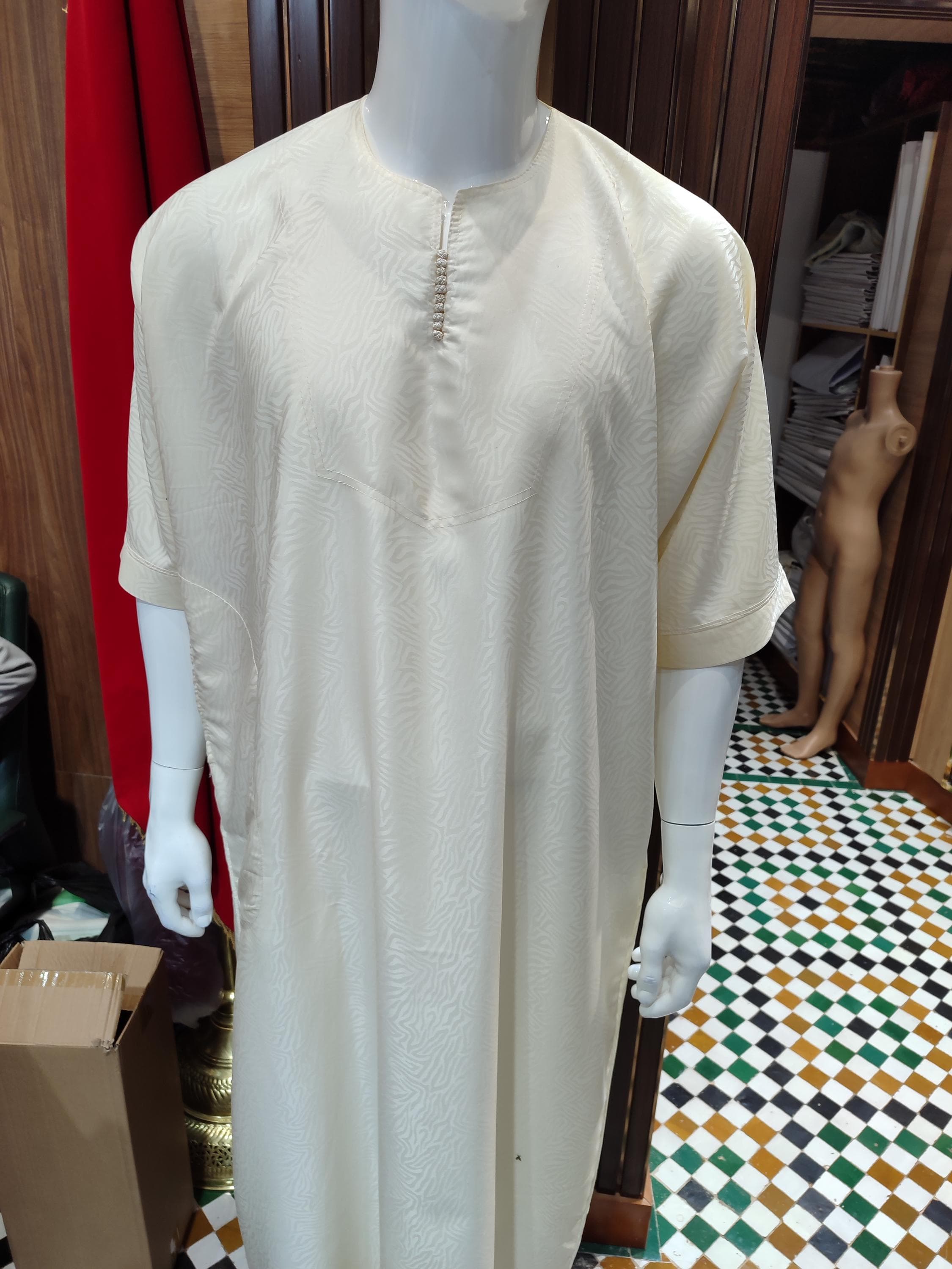 Handmade with high-quality wool, this djellaba for men reflects the depth of Moroccan tradition. Ideal for cooler days or prayer times, it doubles as a hooded thobe, galabiyya, or qamis for the modern man. The Moroccan hoodie design adds a stylish edge, while its roots in jalabiya and jubbah culture make it suitable for daily wear or religious occasions. A dignified piece that blends the best of heritage and fashion.