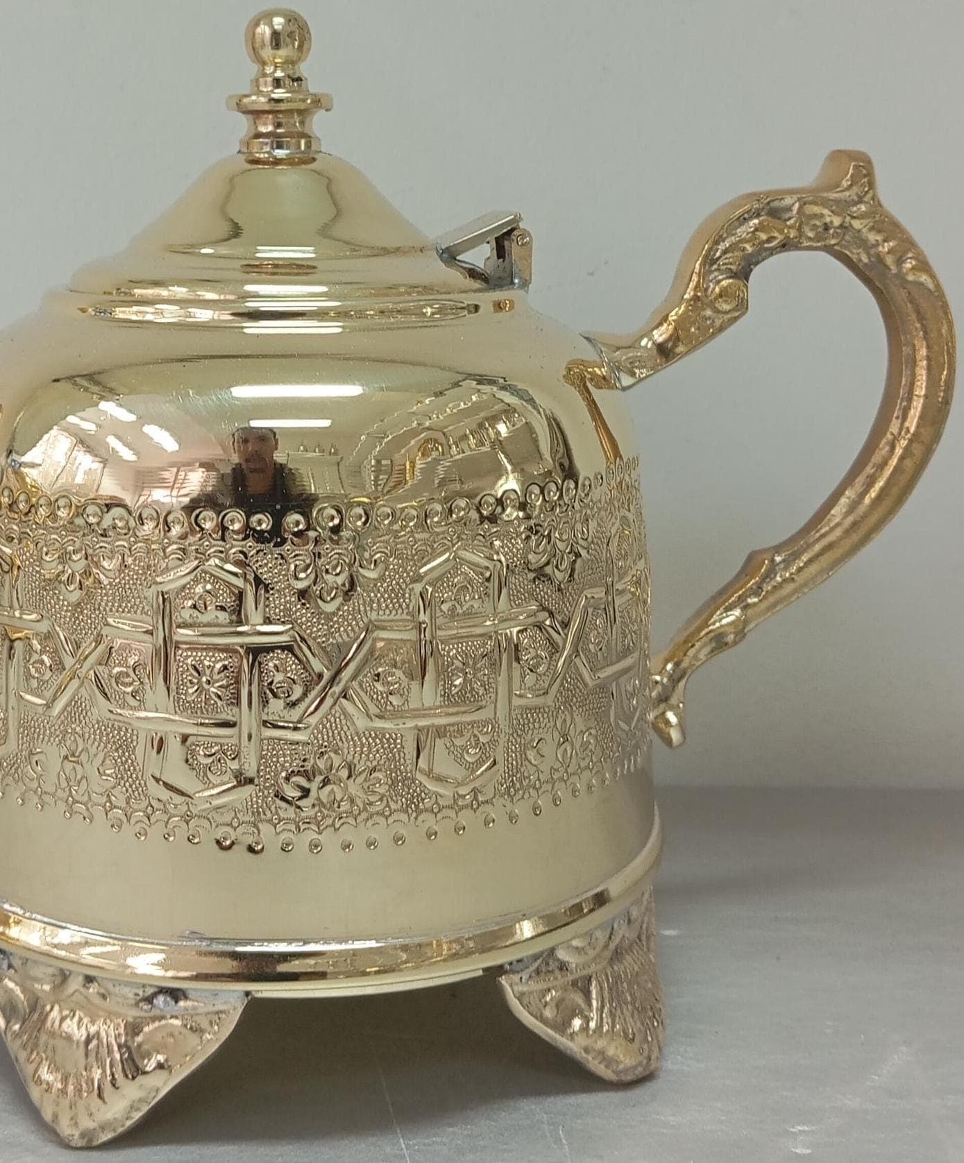 Découvrez l’excellence de l’artisanat marocain avec cette théière unique, un bijou de l’art du thé. Son design en cuivre doré et ses gravures délicates en font un objet d’exception, parfait pour les événements spéciaux. Une pièce rare qui allie élégance, tradition et luxe.