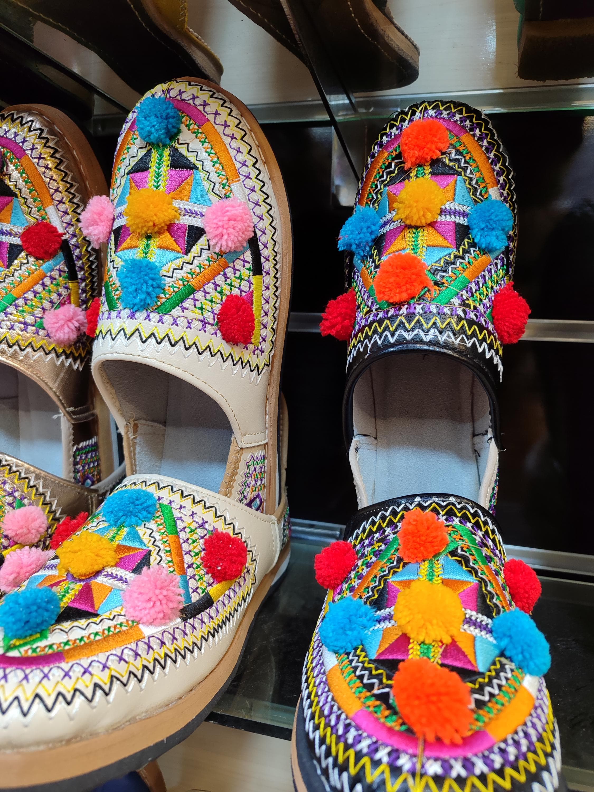 These Berber babouche woman slippers are a tribute to North African craftsmanship. Handmade using soft leather, they fuse the traditional Moroccan shoes style with Amazigh and Tuareg influences. Perfect as everyday wear or as a cultural statement piece, these leather slippers bring the spirit of Morocco and Algeria to modern wardrobes. Ideal for lovers of boho slippers and traditional belgha fashion.