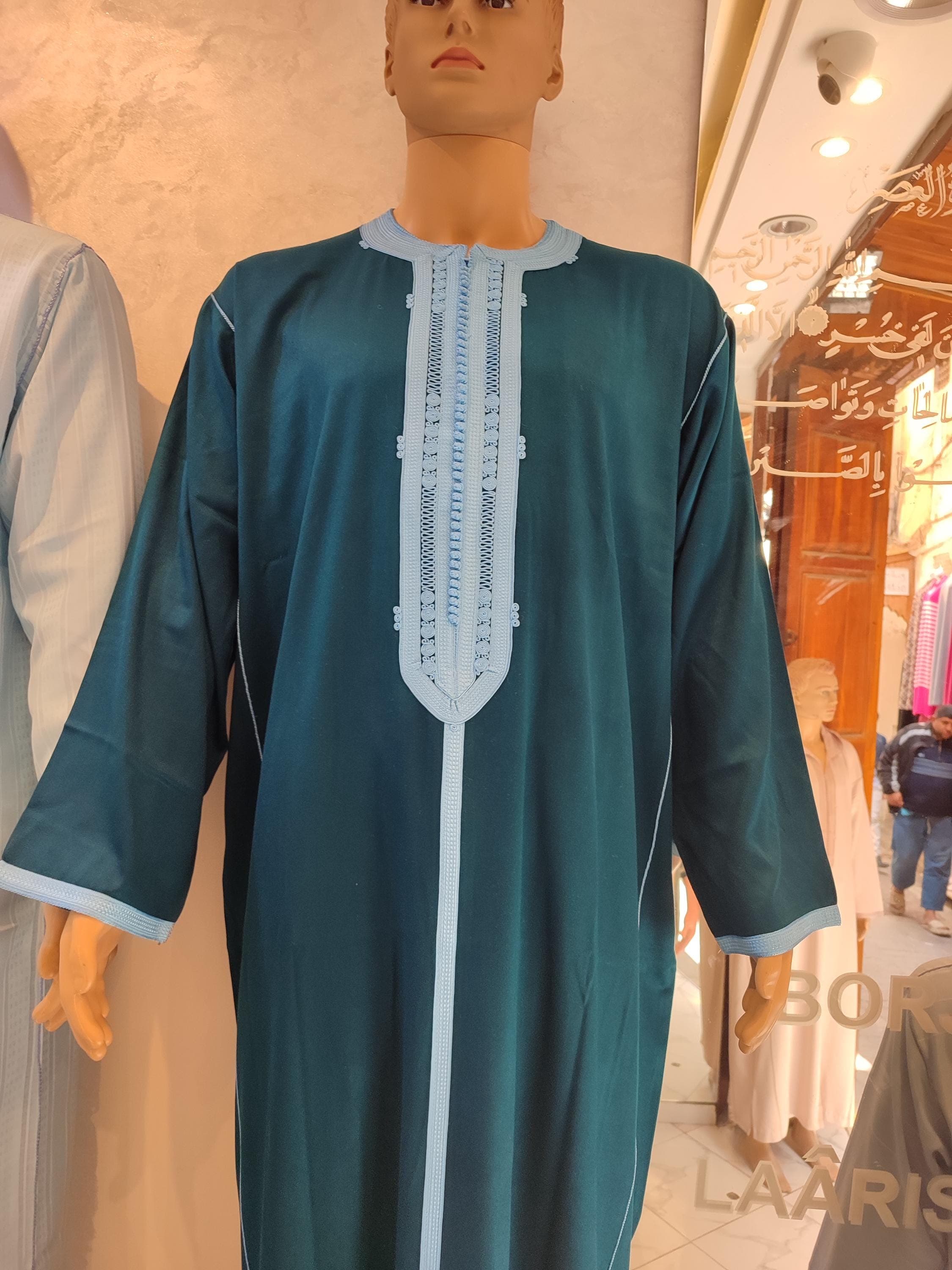 Elegant and modest, this men’s jubba is designed for prayer and special occasions. From Berber djellaba influences to Turkish jubba styling, it’s a versatile Islamic mens jubbah ideal for weddings, Ramadan, or as an overcoat for thobe. A refined choice for those seeking authentic muslim men thawb or daffah with a spiritual essence.