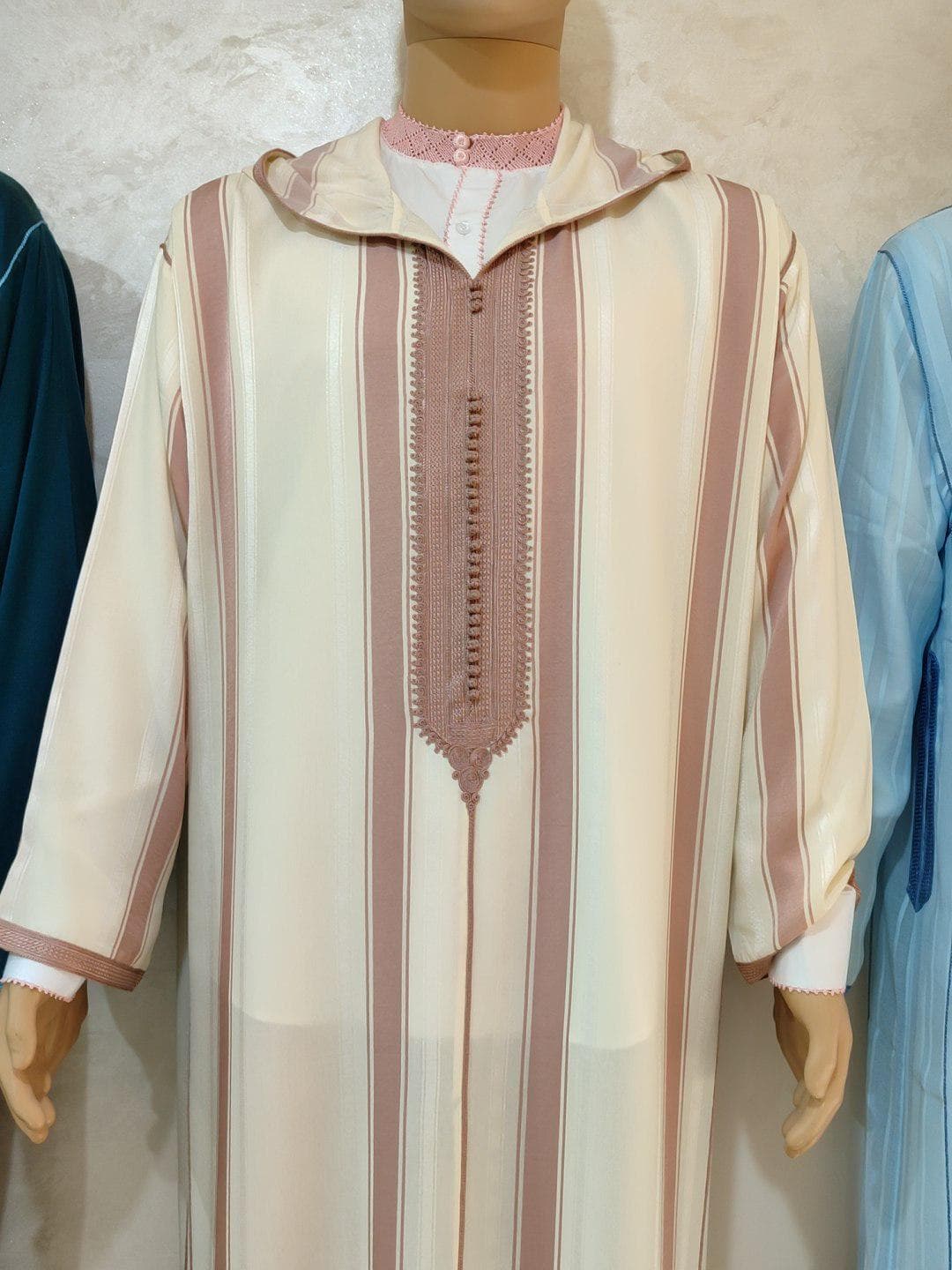 Discover the perfect blend of tradition and modern style with our hooded thobe for men. This essential Muslim men clothing piece is designed for everyday modesty without compromising on contemporary elegance. Made from breathable, high-quality fabric, this qamis is ideal for prayers, Friday gatherings, or as comfortable yet sophisticated daily wear. The attached hood adds a distinctive touch, inspired by classic Moroccan clothing designs.