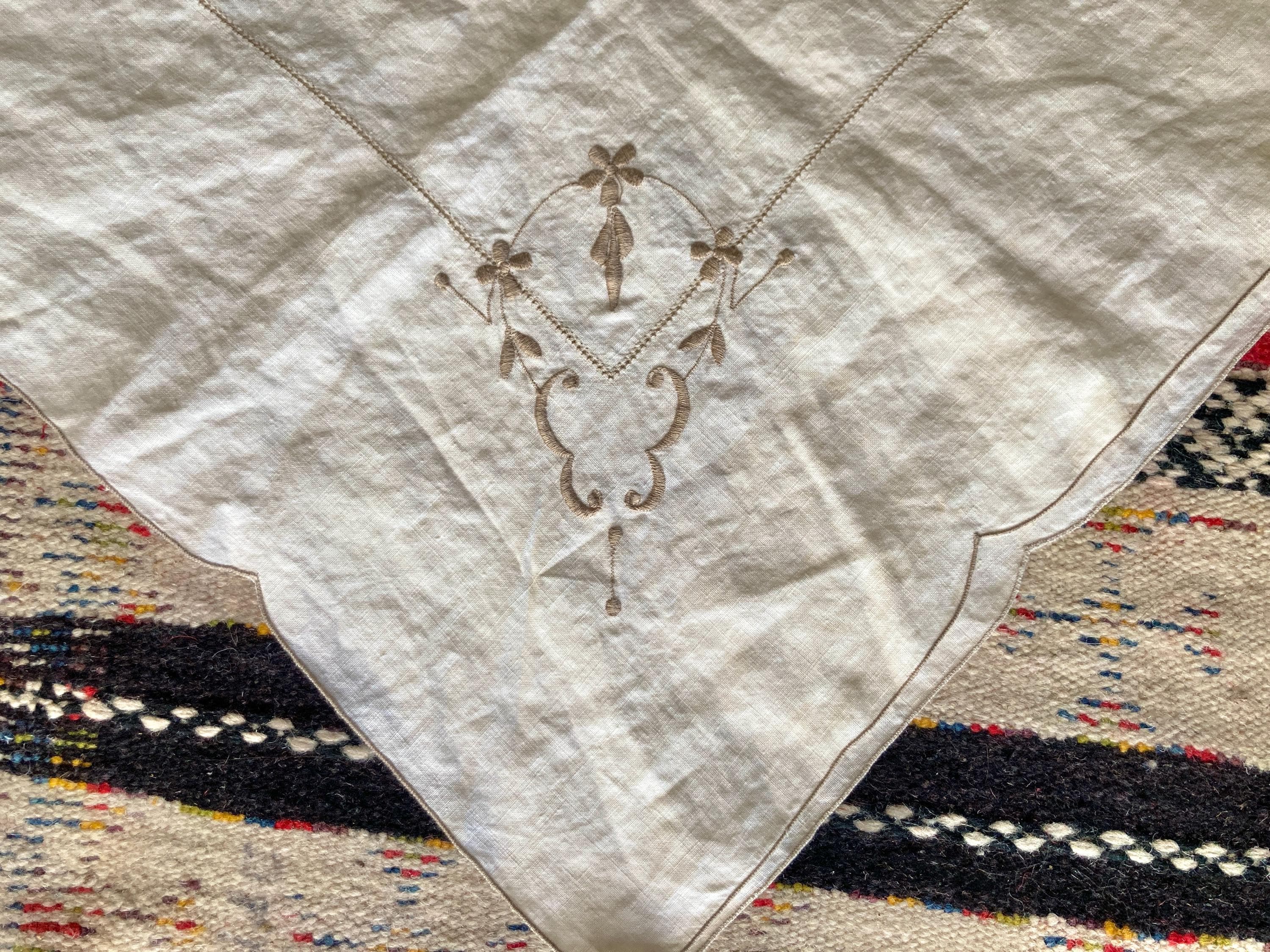 Vintage Delicate Embroidered Linen Table Cover - Table Cloth ~33" Square