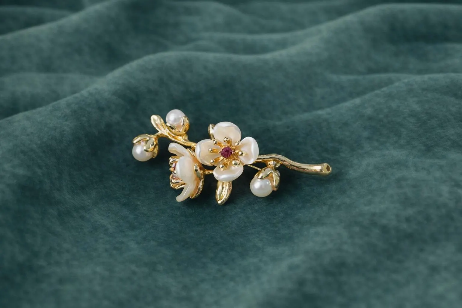 Jasmine Flower Brooch – Gold Floral Design Women’s Lapel Pin, Elegant Minimal Jewelry