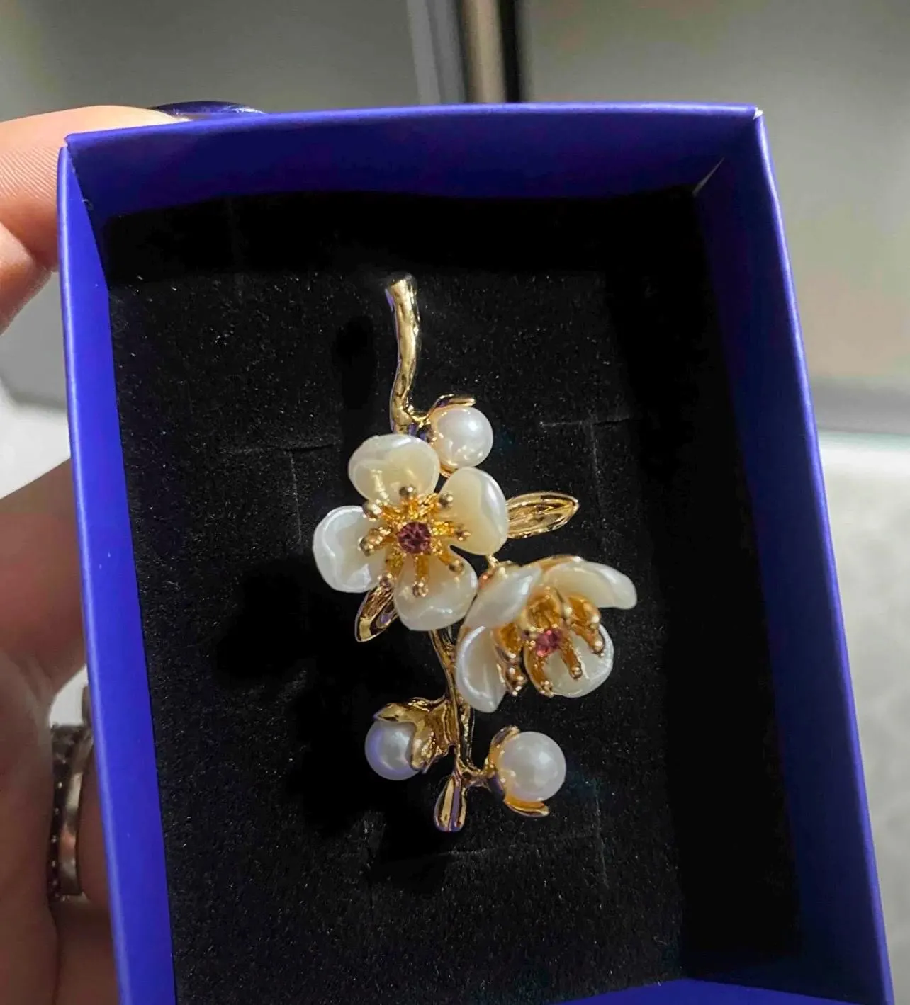Jasmine Flower Brooch – Gold Floral Design Women’s Lapel Pin, Elegant Minimal Jewelry - image 4