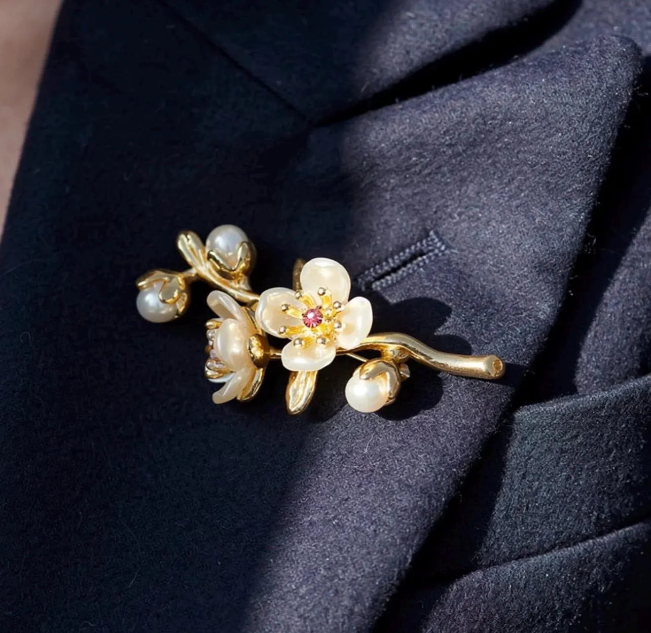 Jasmine Flower Brooch – Gold Floral Design Women’s Lapel Pin, Elegant Minimal Jewelry - image 2