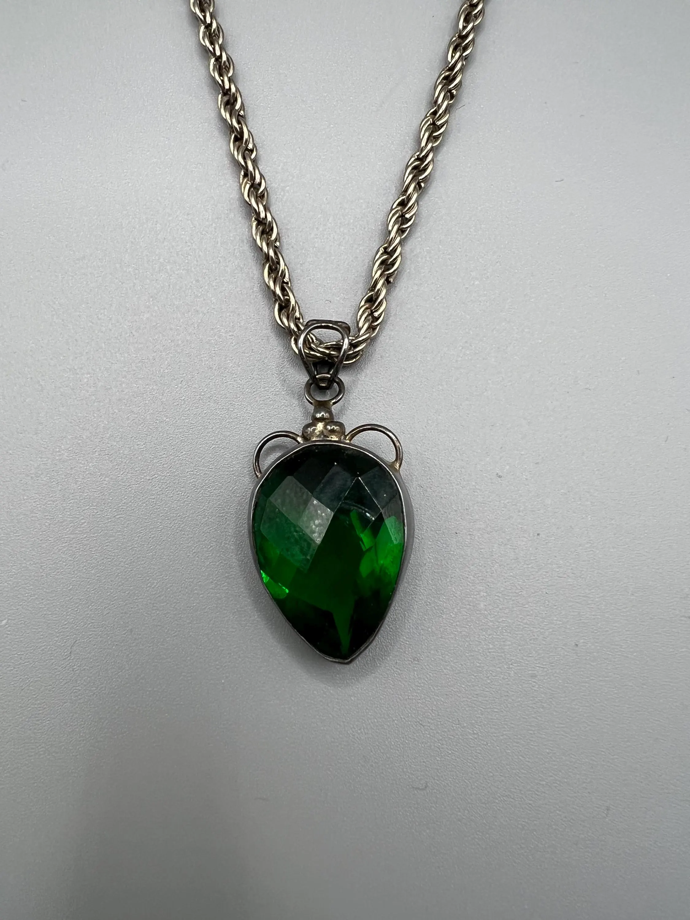 Vintage Silver Tone Pendant Chain Necklace: Large Green Glass Jewel