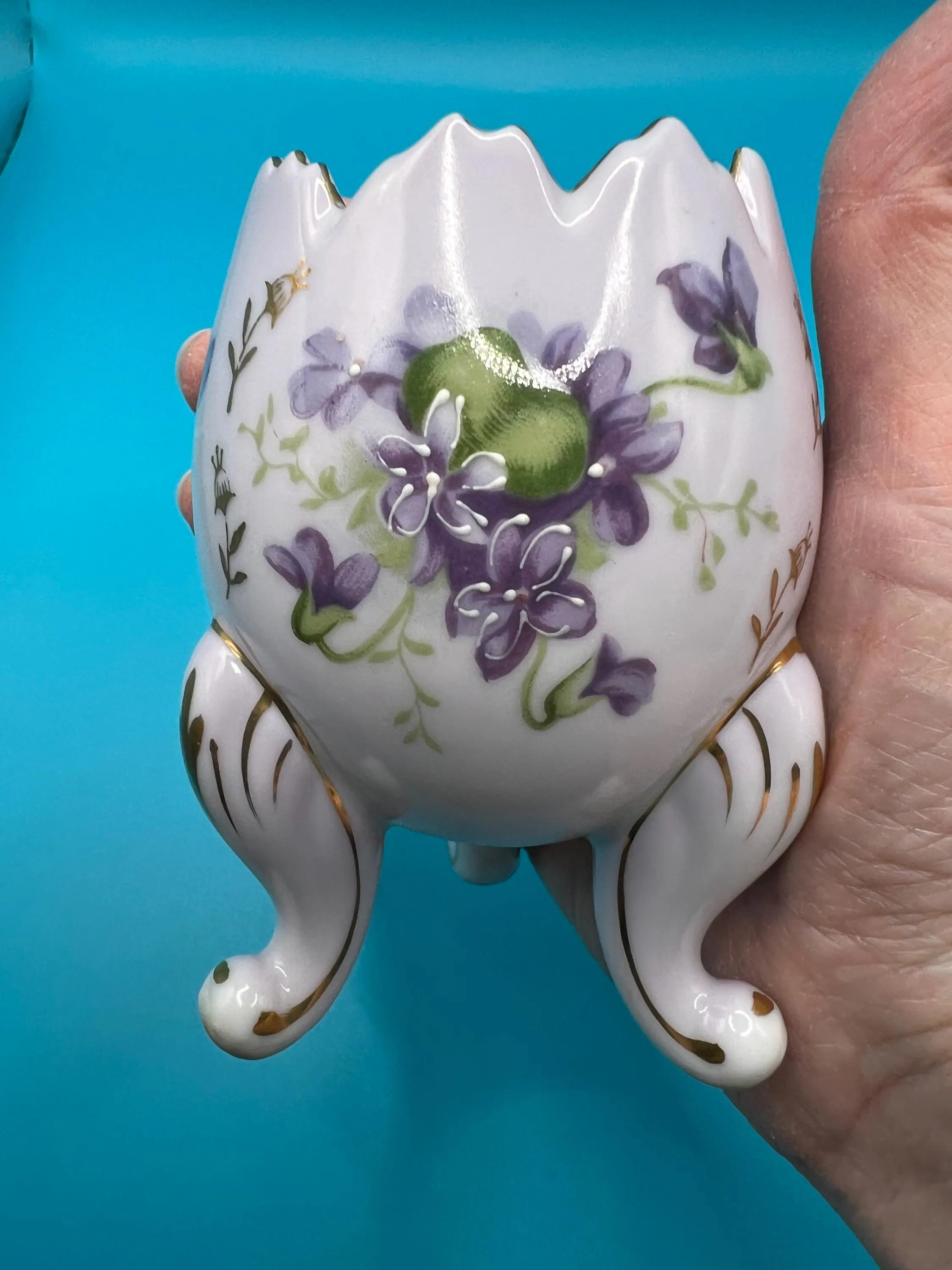 Two Vintage Ceramic Napco Egg Vases: Light Lavender With Violets, Gold Accents - image 3
