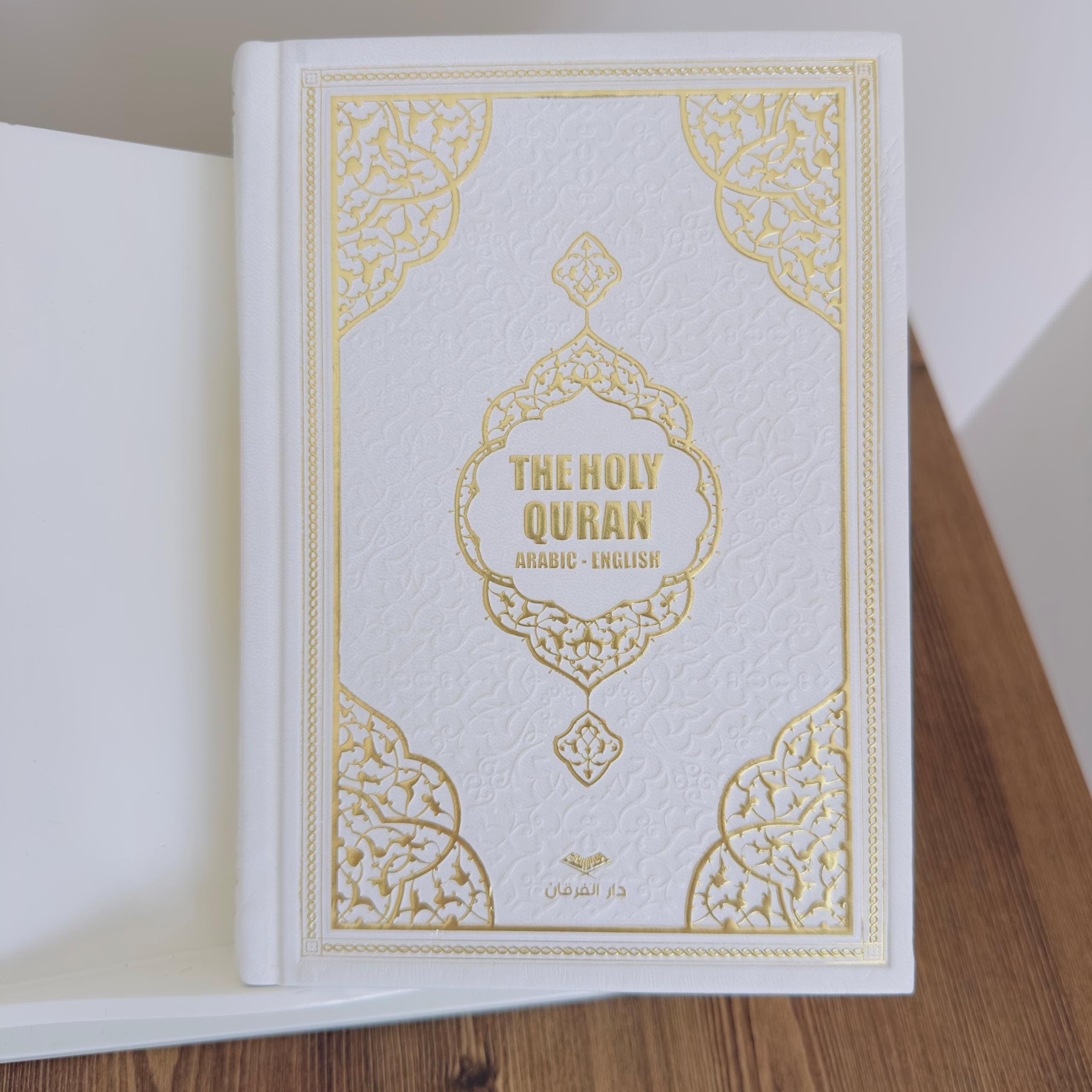 Arabic - English Quran: English Translation with Arabic Text, Muslim Gift for Quran Learning