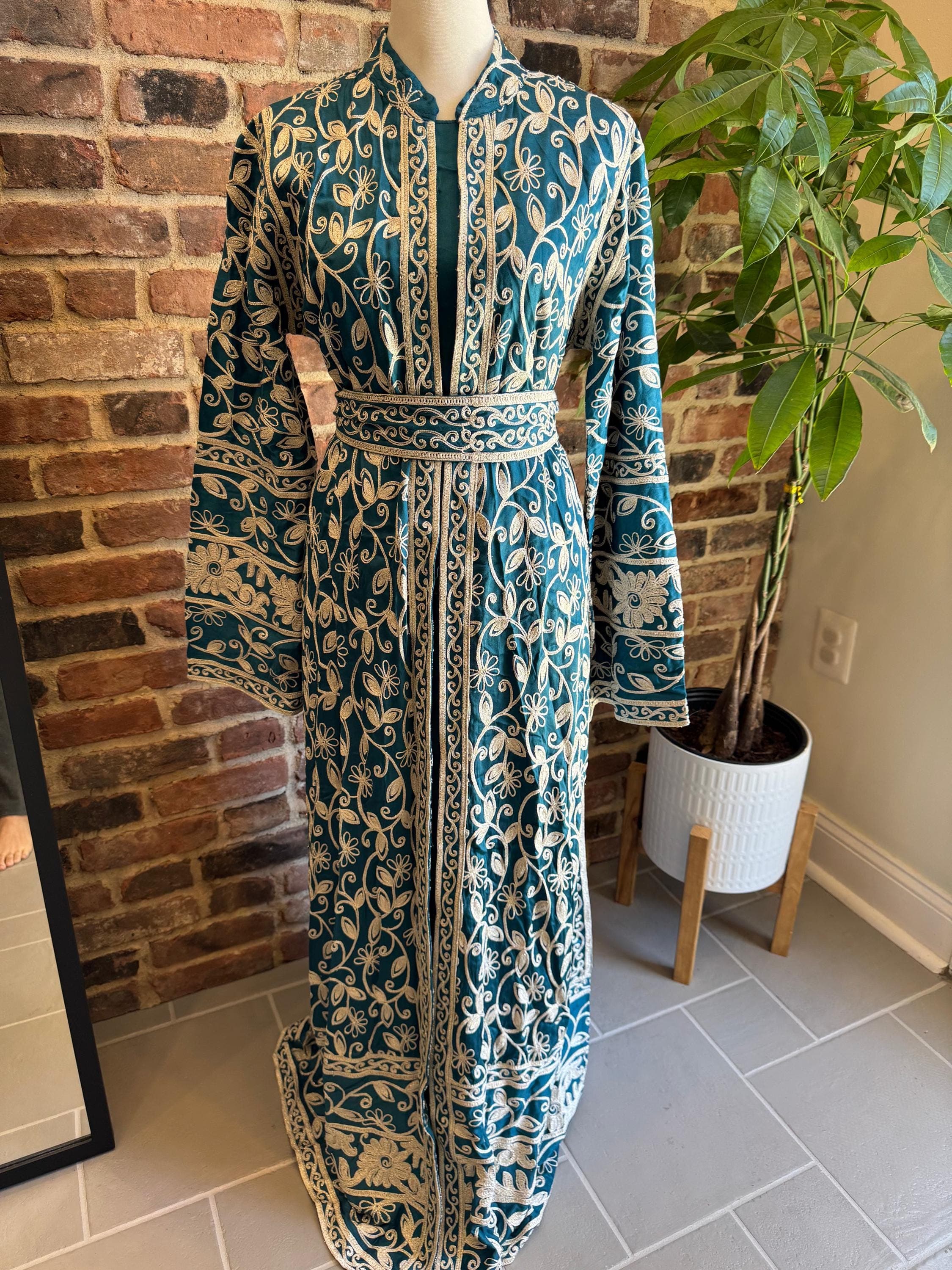 Embroidered Agbani-Style Abaya Set – Two-Piece Modest Dress with Matching Belt