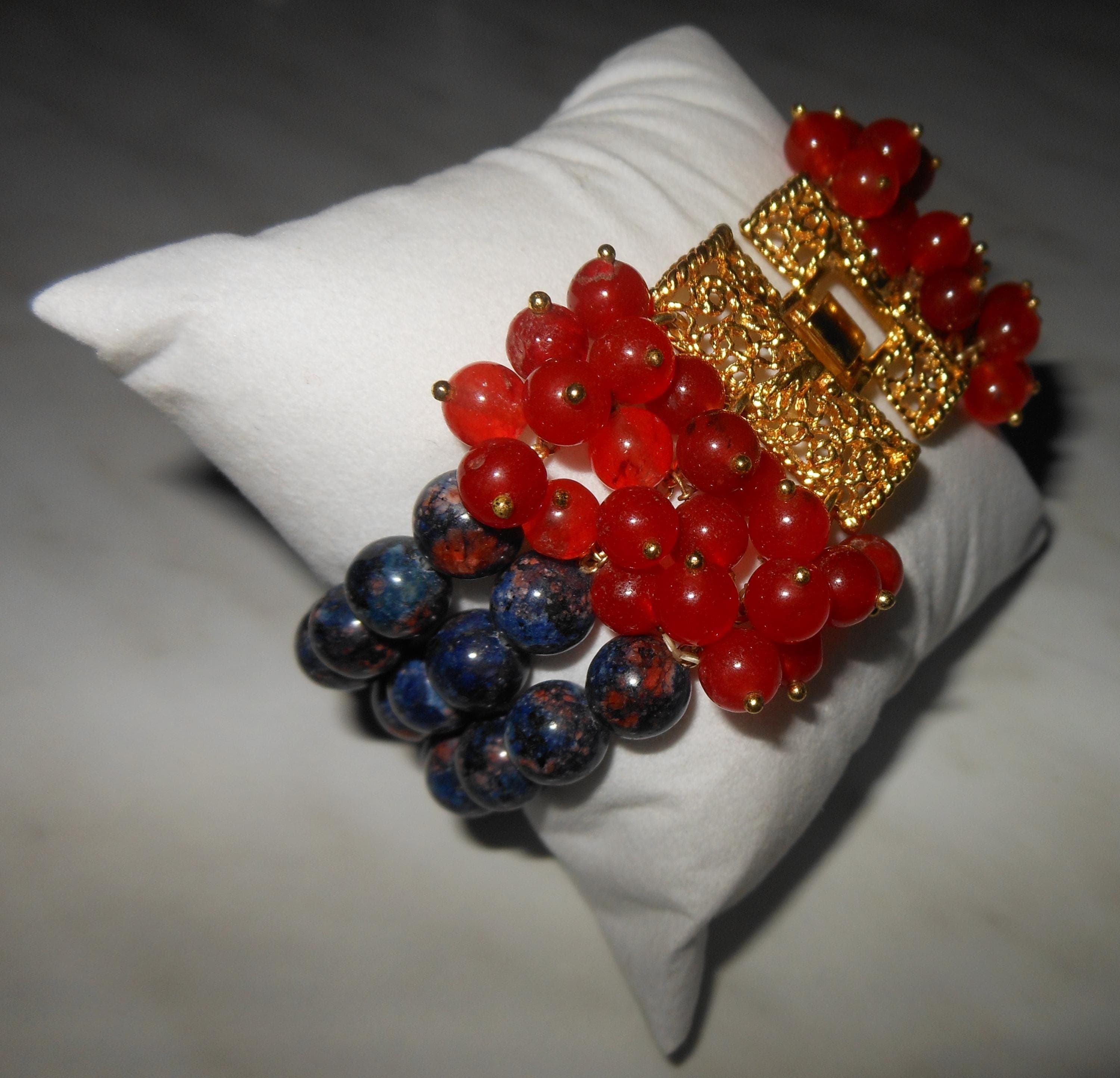Magnifico bracciale stile bizantino, diaspro blu, corniola, chiusura dorata.