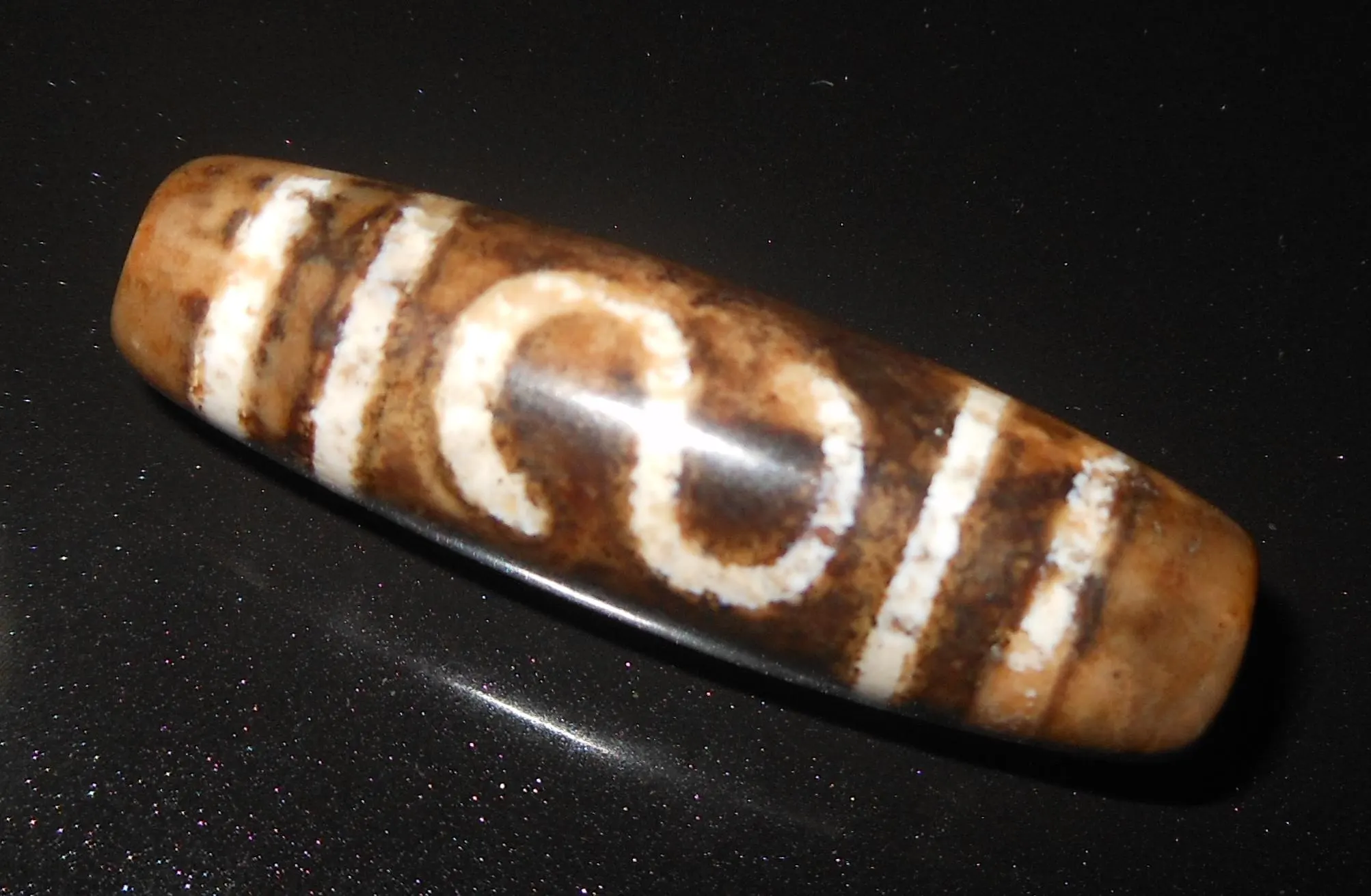 no. 64 - The Hook who attracts Money and Wealth - Tibetan Dzi Amulet - Amuleto Dzi Tibetano - Tibetische Dzi Amulett
