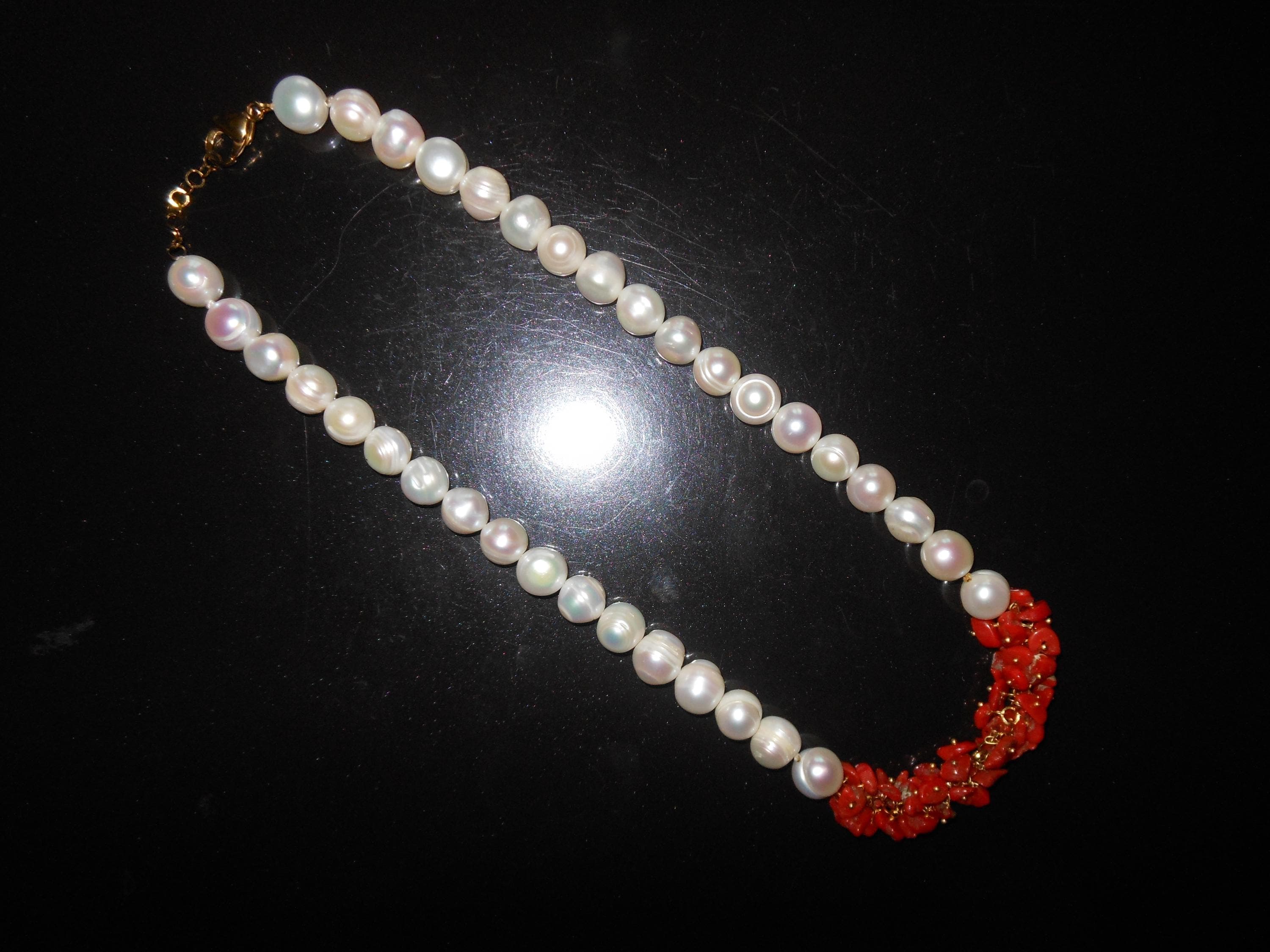 Elegante collana con grandi perle acqua dolce e scaglie di corallo - image 3