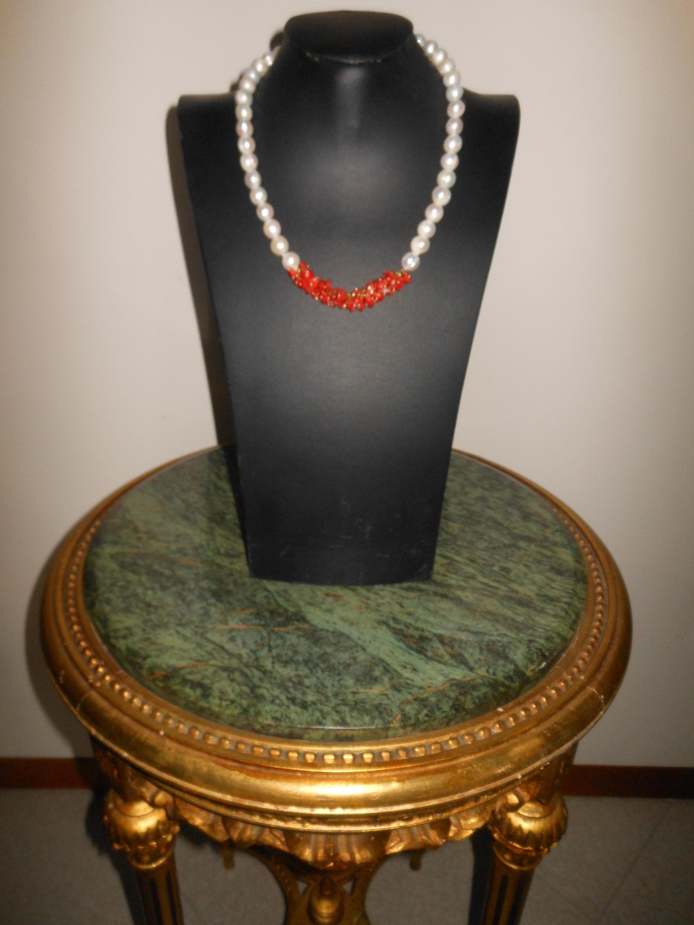Elegante collana con grandi perle acqua dolce e scaglie di corallo - image 4