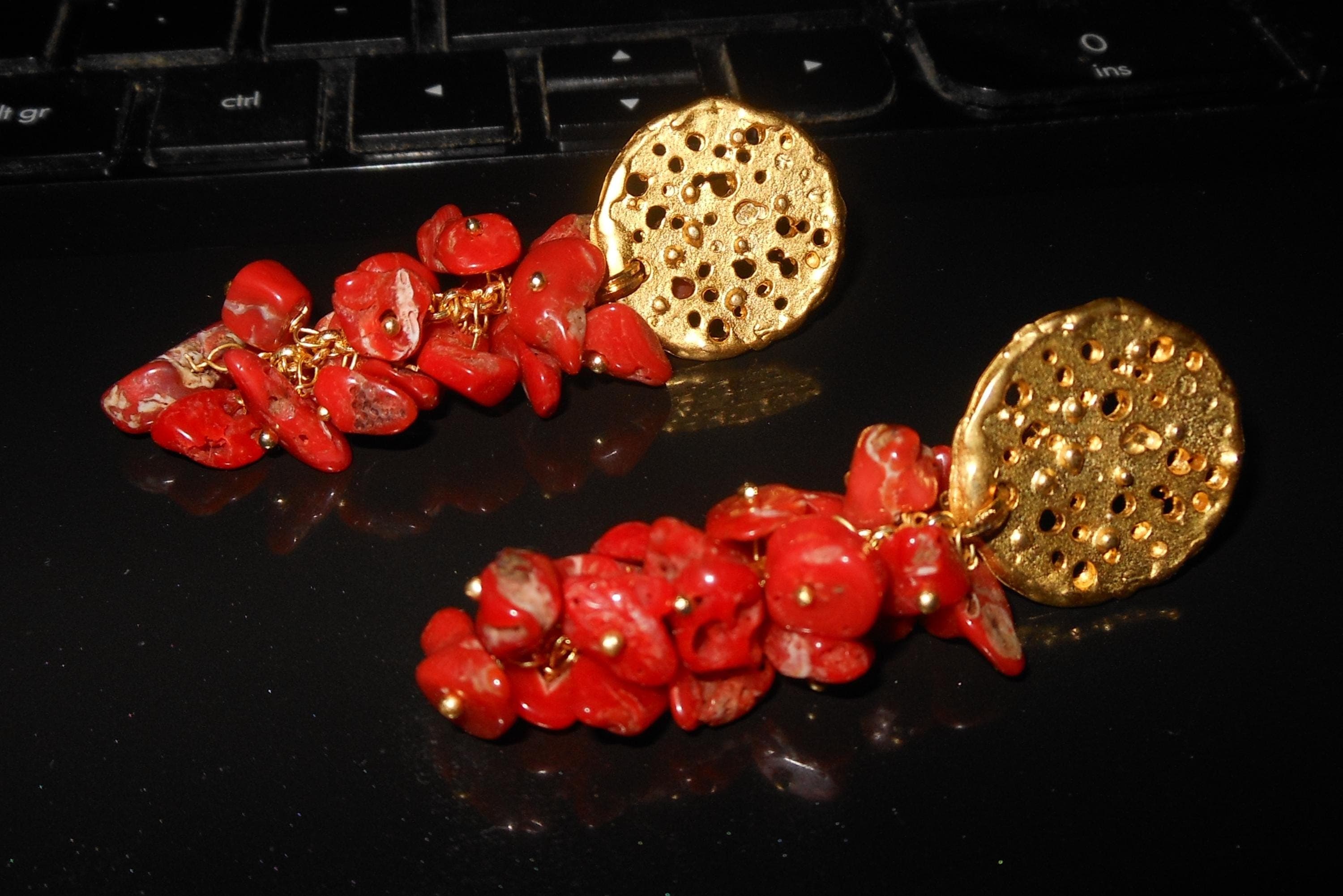 n. 7 - RICCHISSIMI orecchini a grappolo - corallo rosso a scaglie - artigianali, fatti a mano in ITALIA - image 3