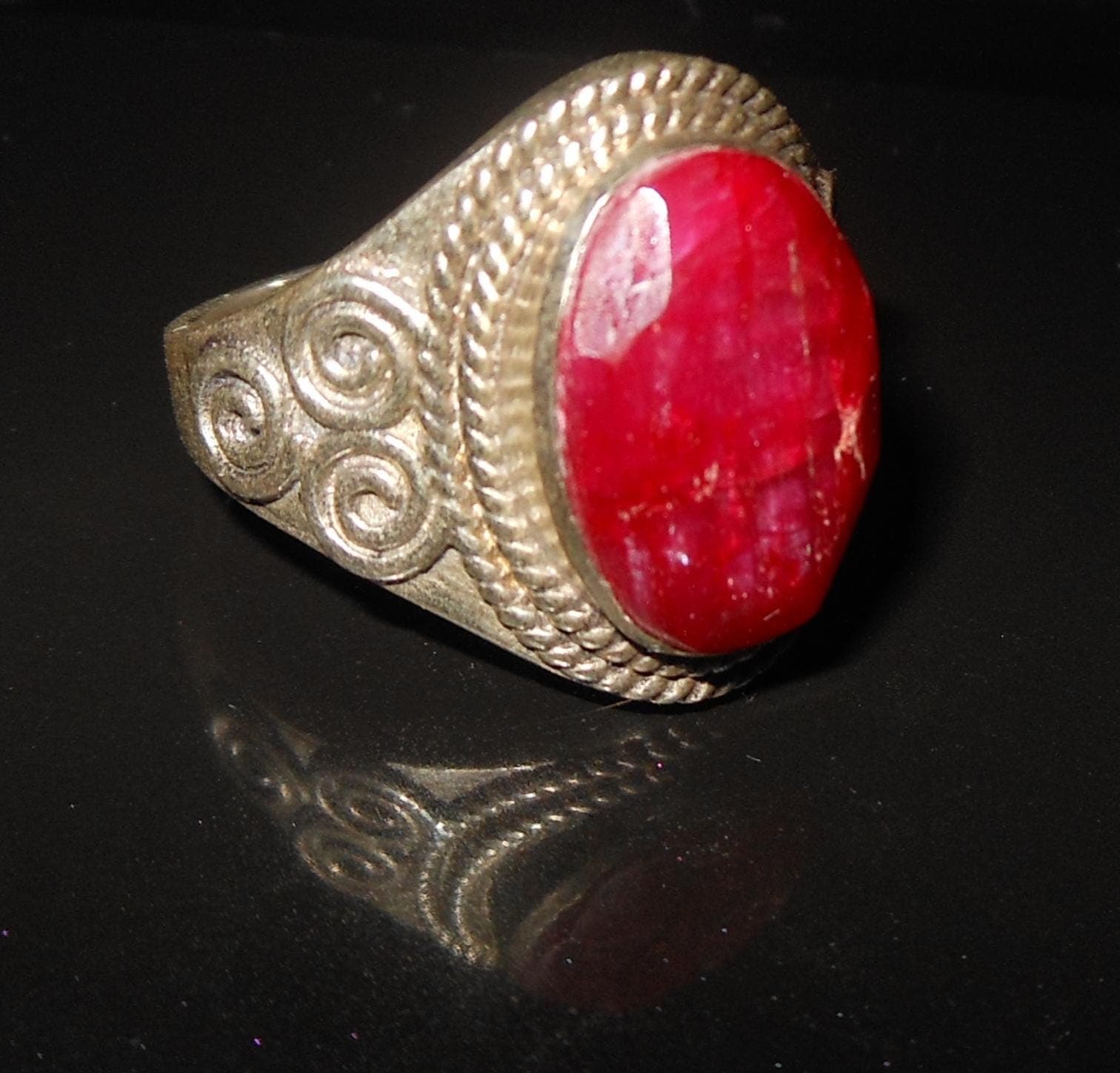 Splendido anello argento sterling a filigrana con bella radice di rubino.