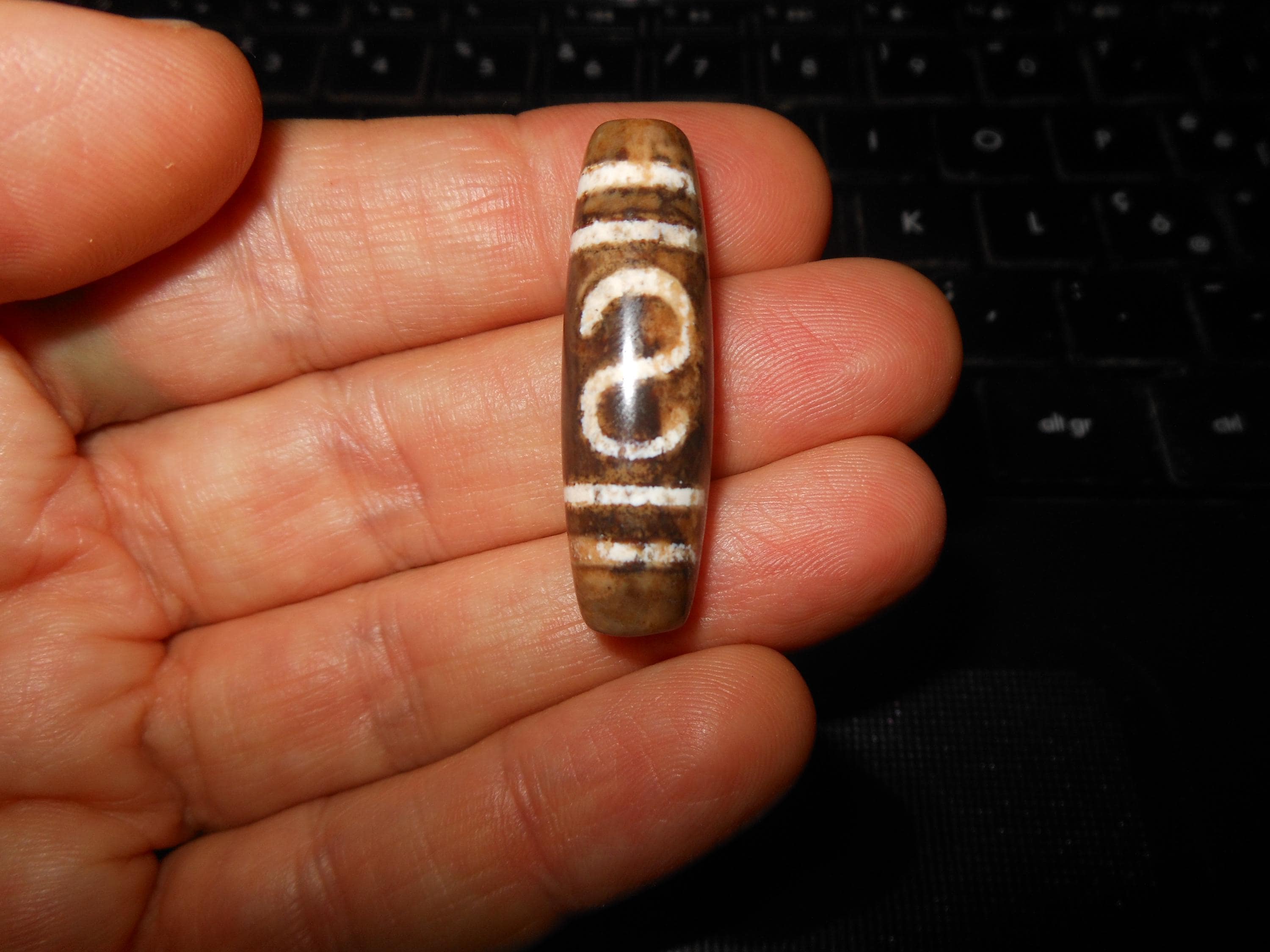 no. 64 - The Hook who attracts Money and Wealth - Tibetan Dzi Amulet - Amuleto Dzi Tibetano - Tibetische Dzi Amulett - image 4