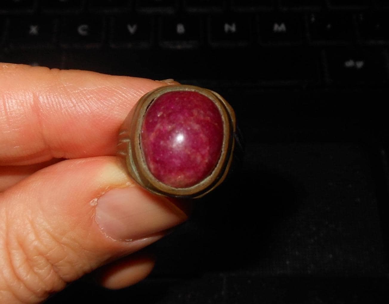 Rubino ed ottone - Importante anello da uomo - Benedetto dai monaci buddisti in Thailandia