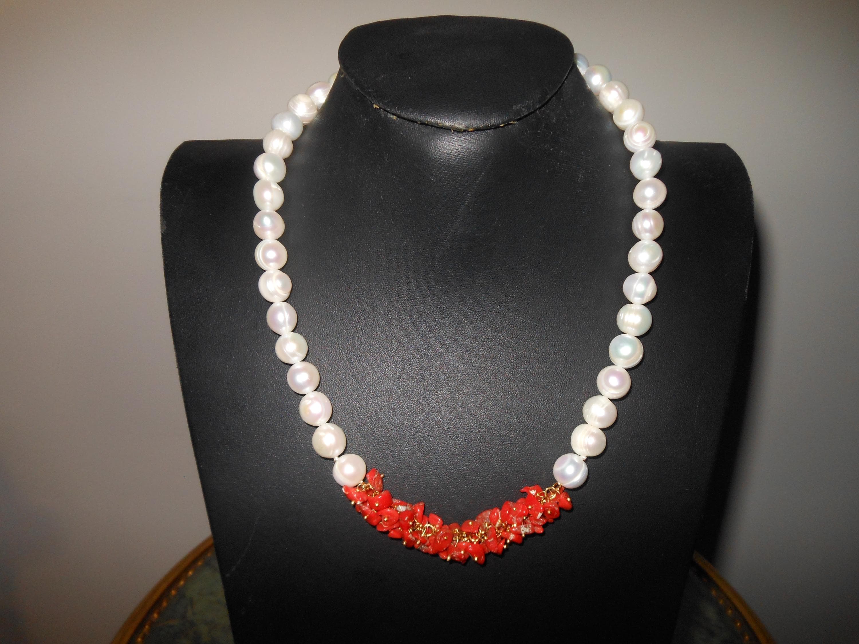 Elegante collana con grandi perle acqua dolce e scaglie di corallo - image 5