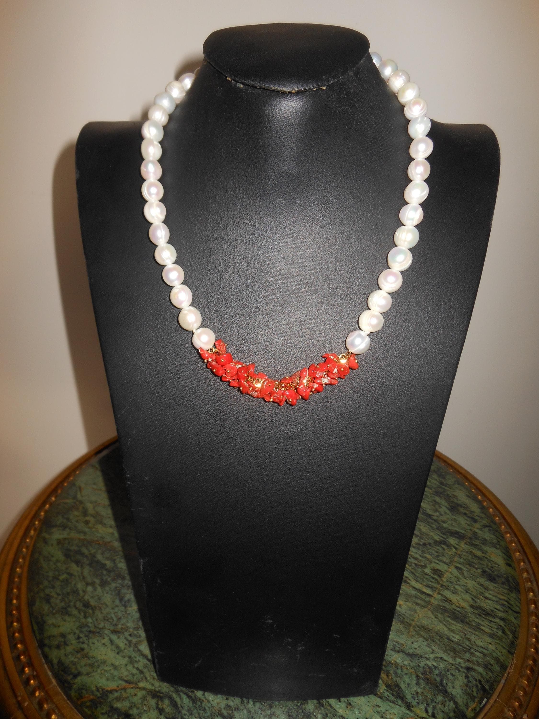 Elegante collana con grandi perle acqua dolce e scaglie di corallo